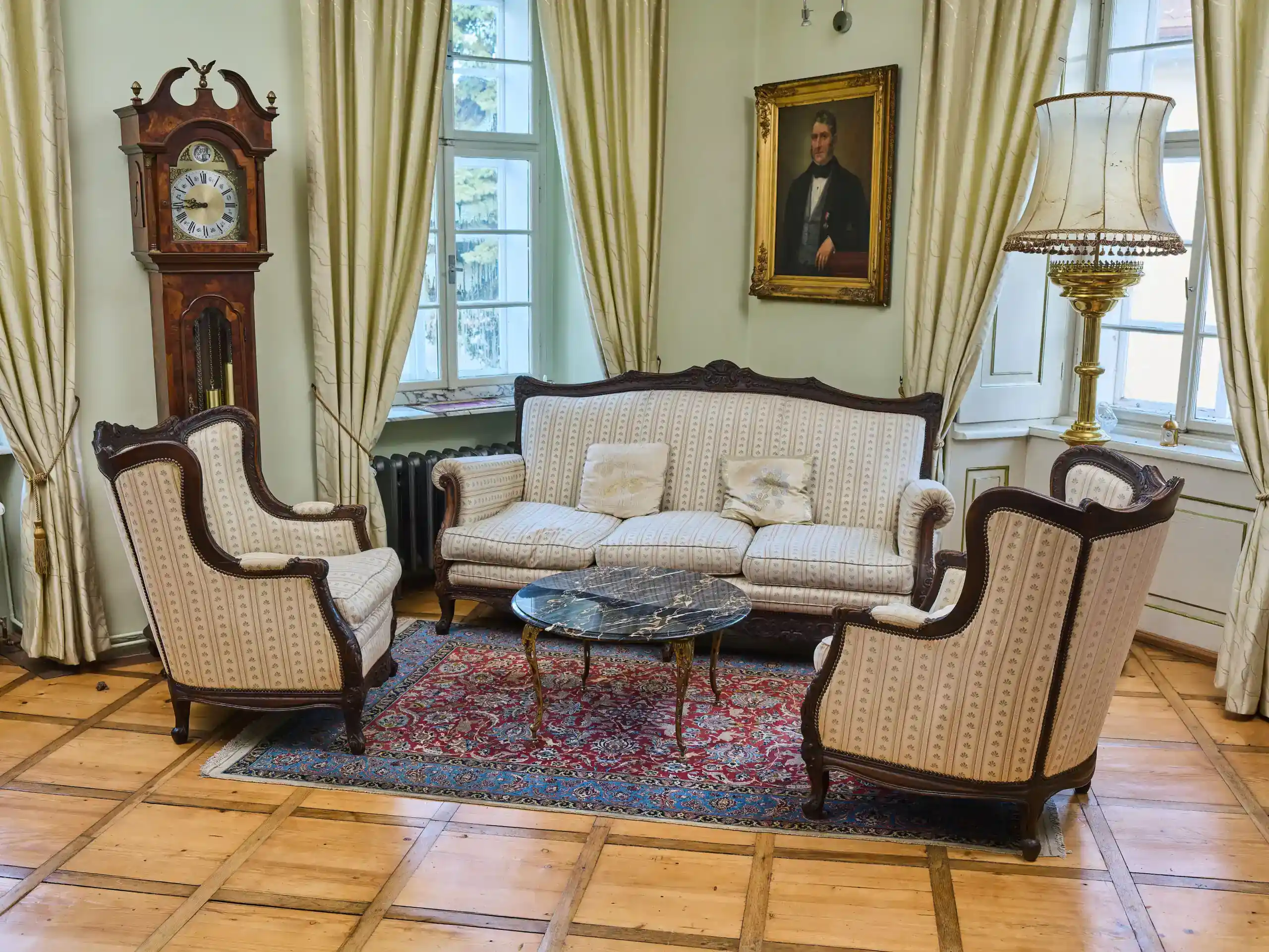 Starožitný konferenční stolek s mramorovou deskou- reserve