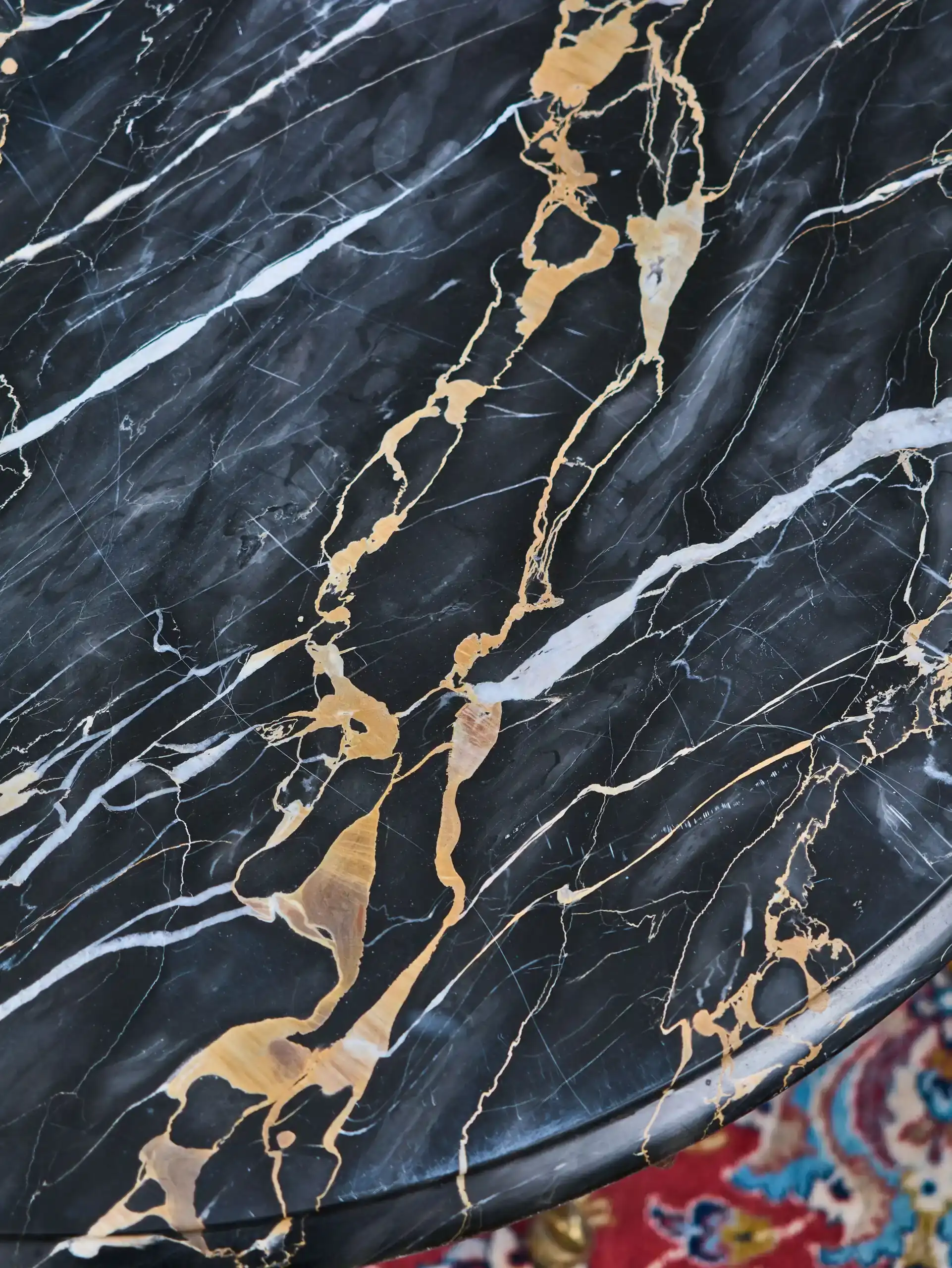 Starožitný konferenční stolek s mramorovou deskou- reserve