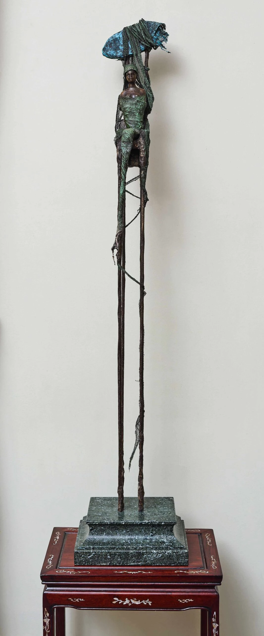 Figurální plastika na vysokém podstavci. Výška 134 cm