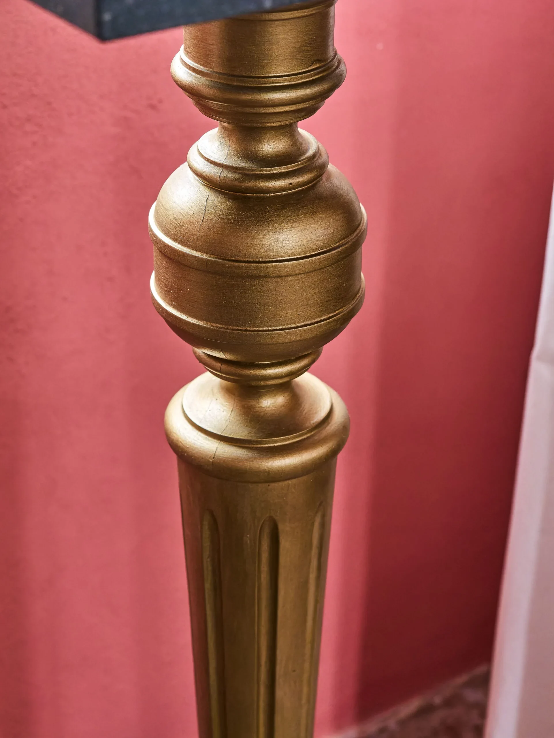 Podstavec s mramorovou deskou