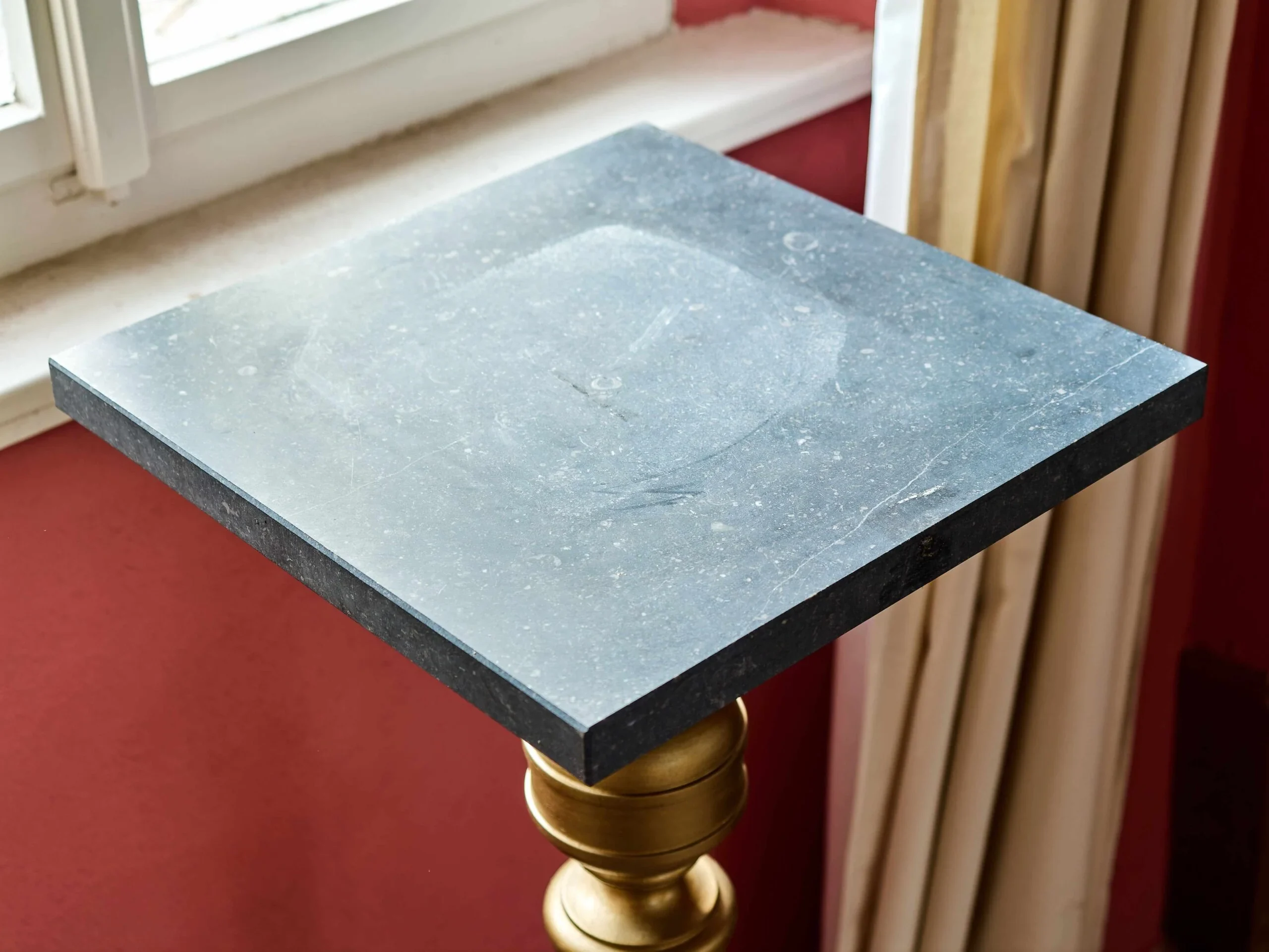 Podstavec s mramorovou deskou