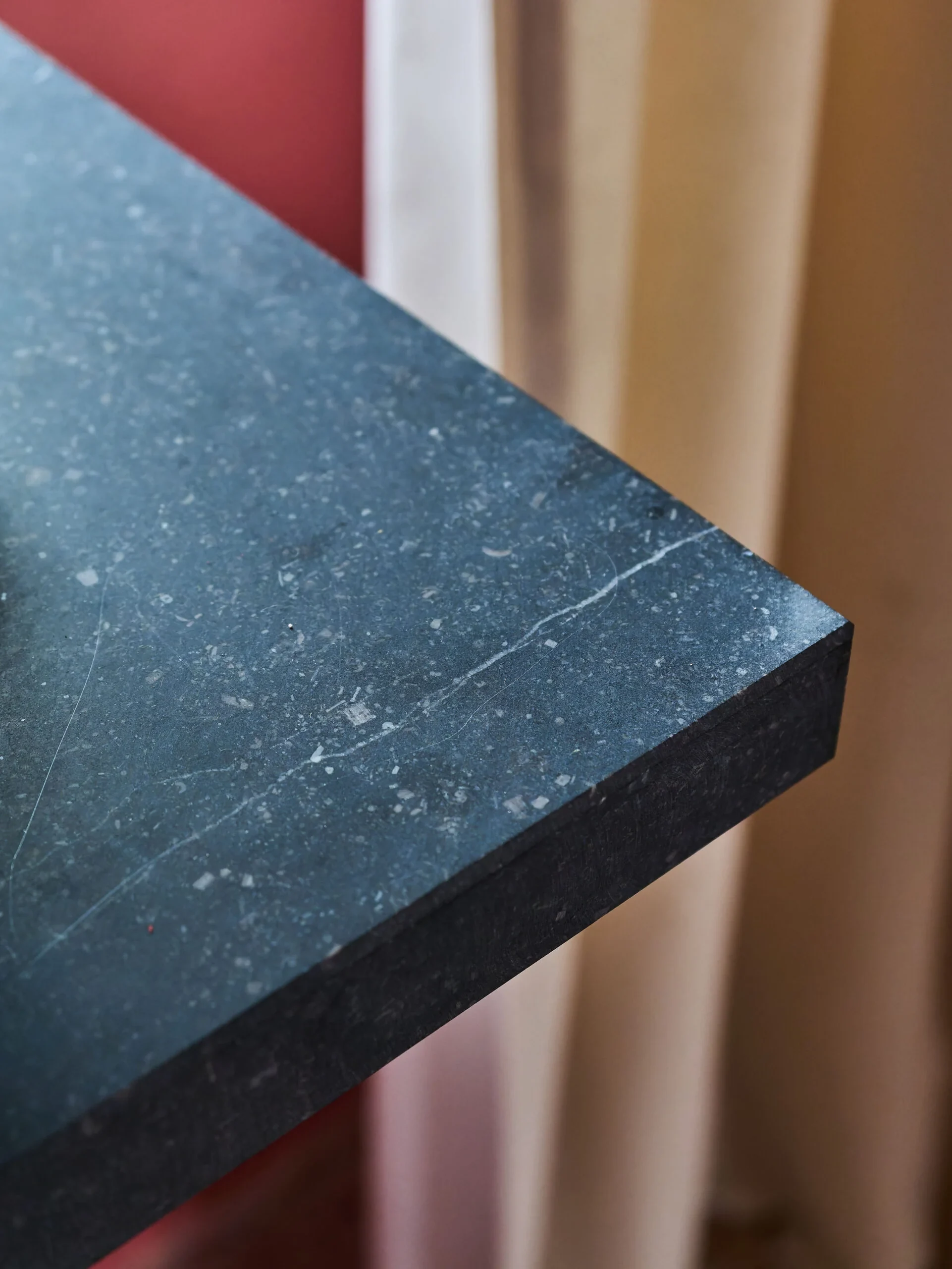 Podstavec s mramorovou deskou