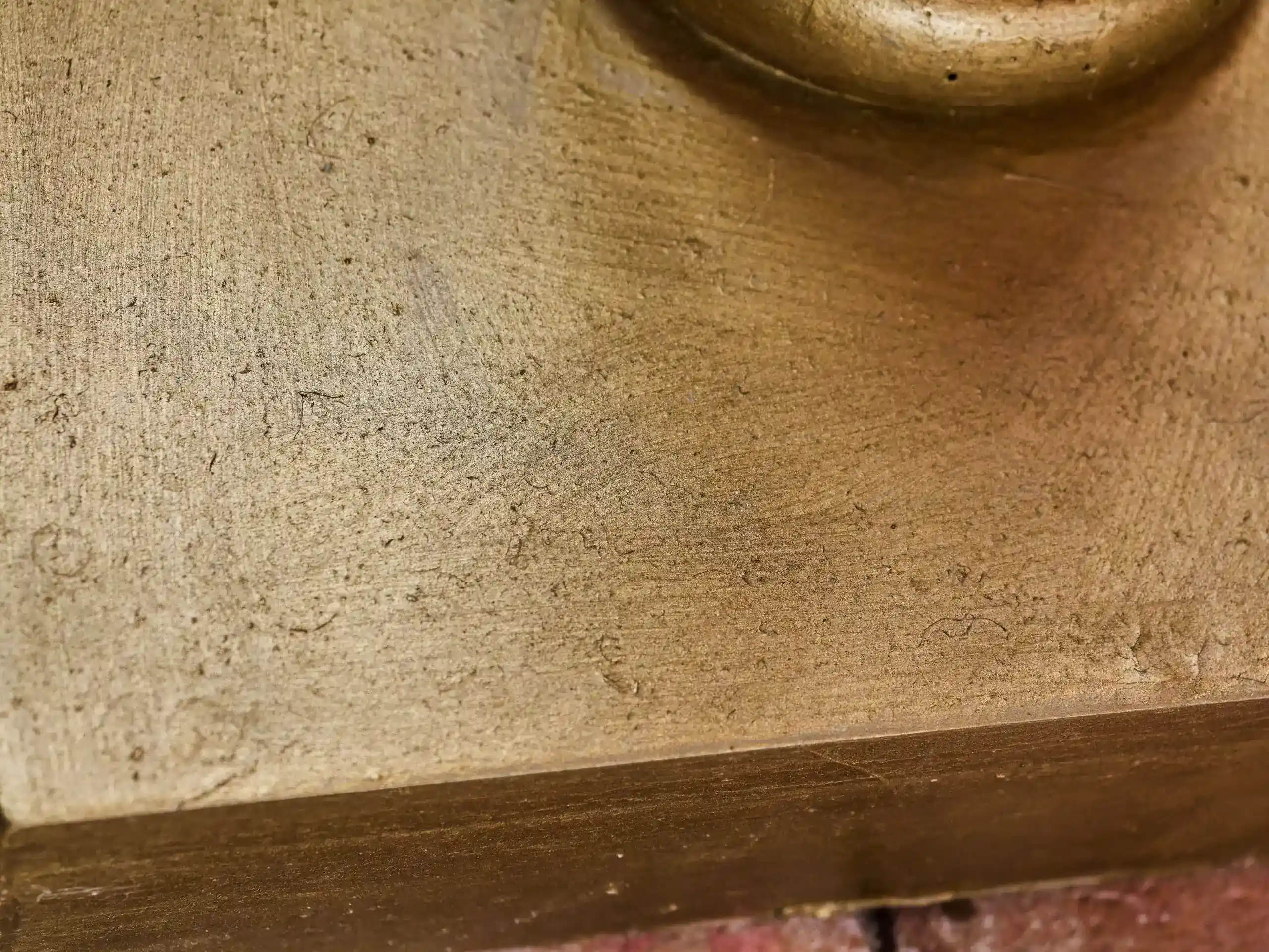 Podstavec s mramorovou deskou