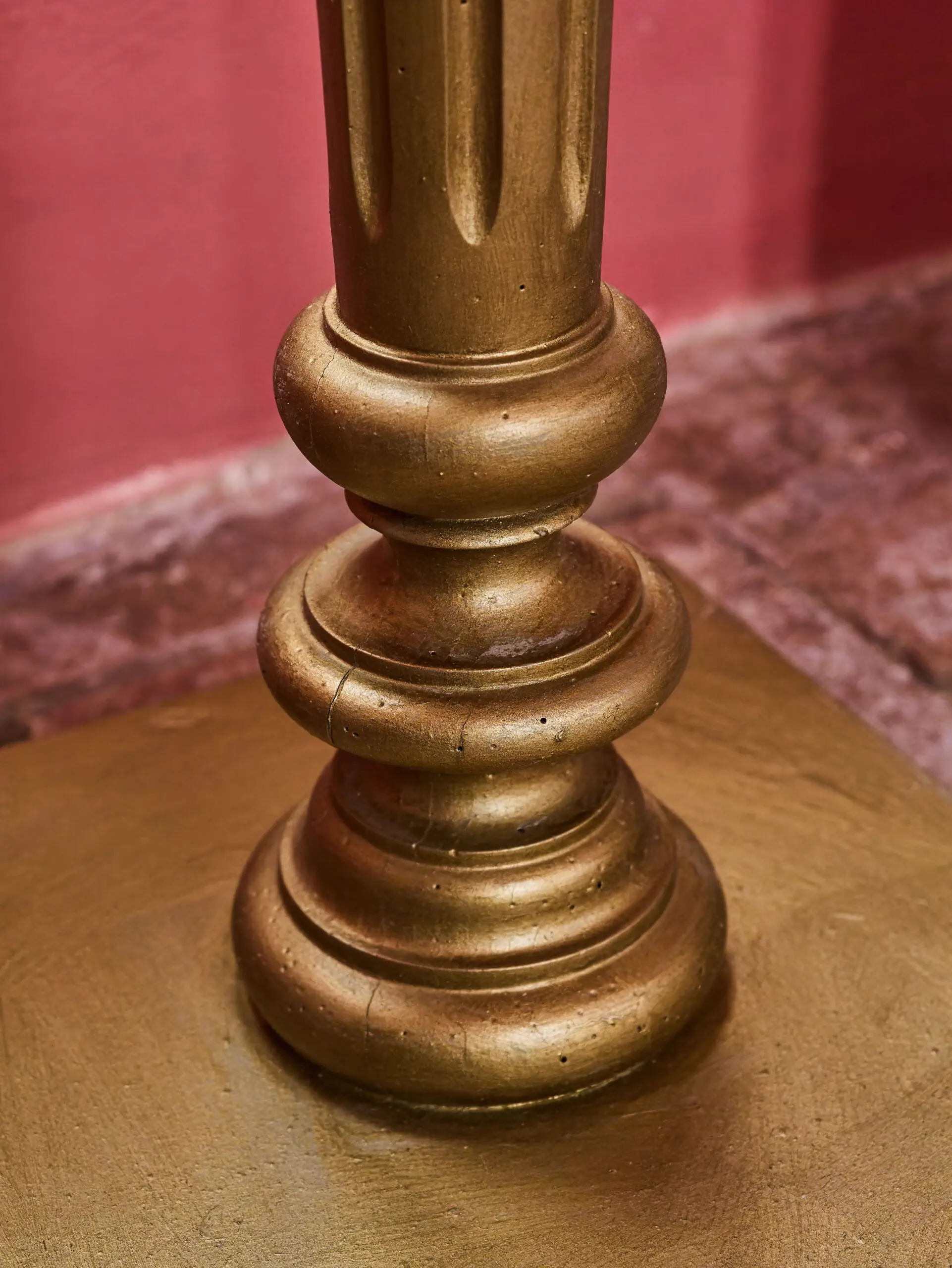 Podstavec s mramorovou deskou