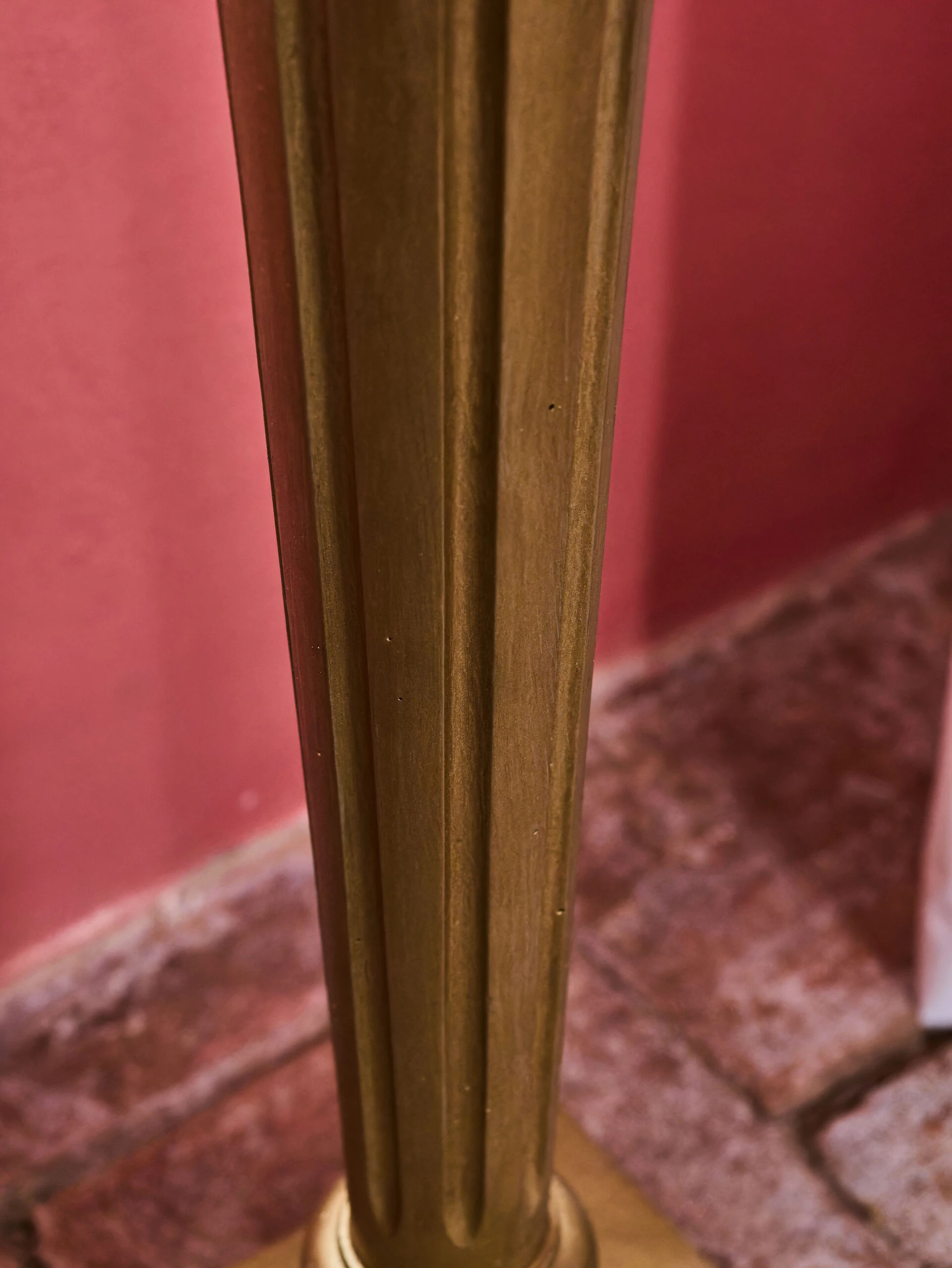 Podstavec s mramorovou deskou