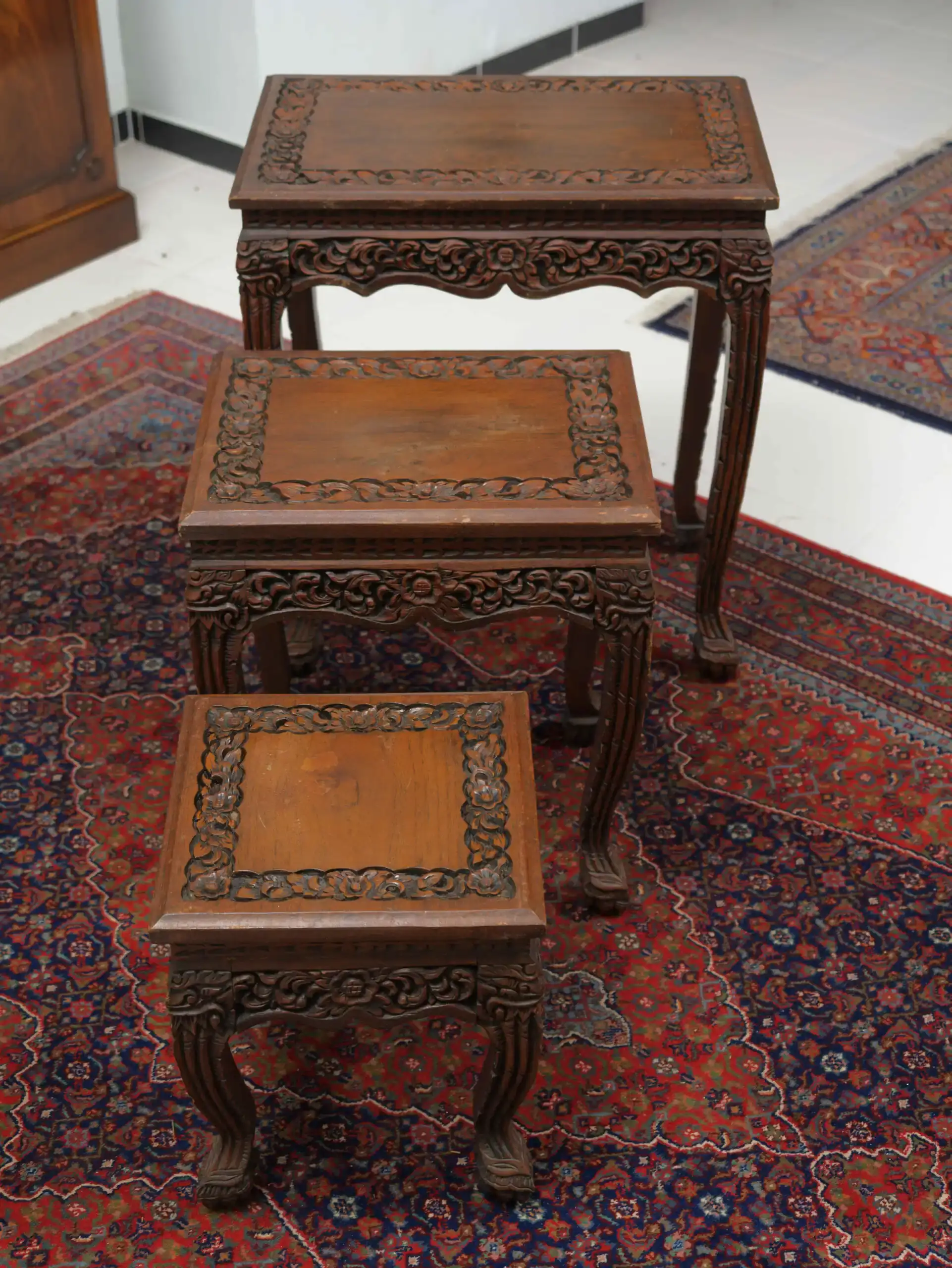 Hnízdové stolky vyřezávané