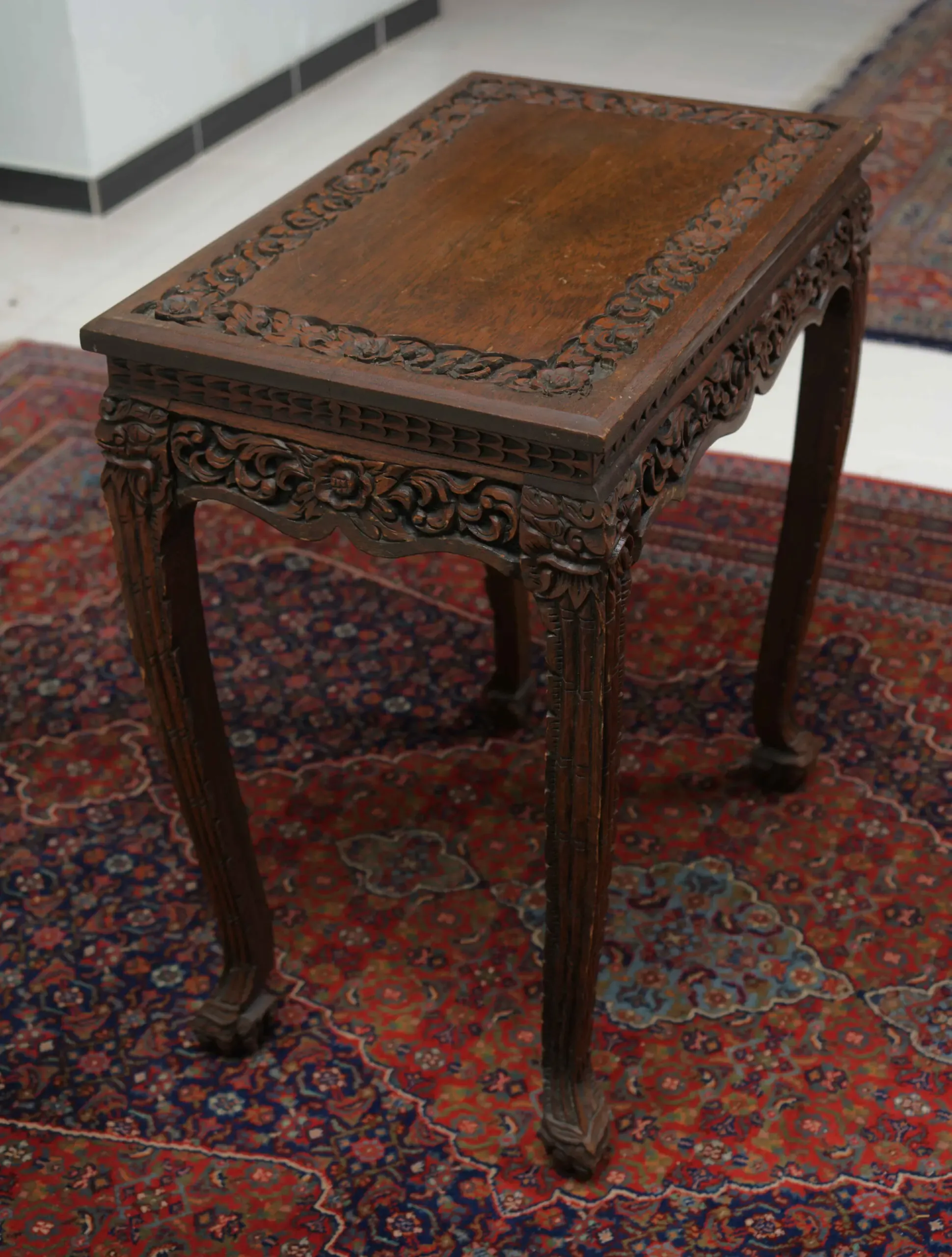 Hnízdové stolky vyřezávané