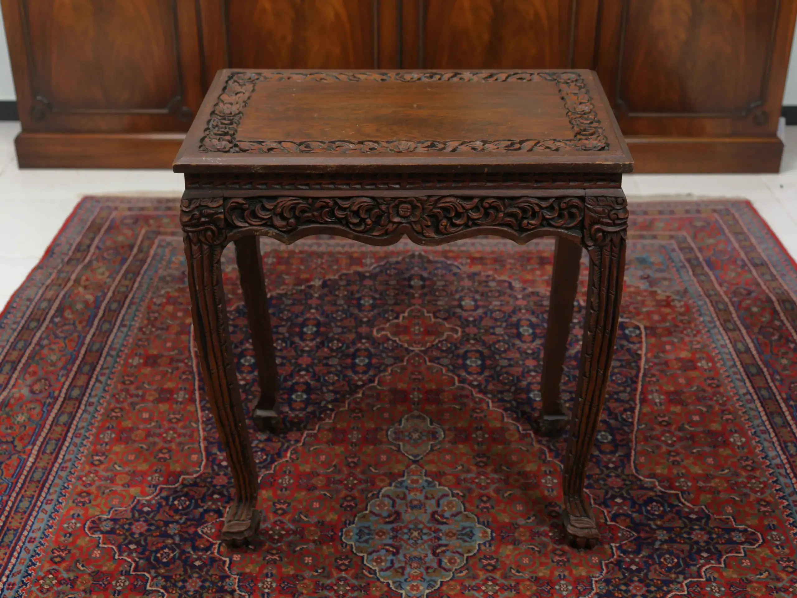 Hnízdové stolky vyřezávané