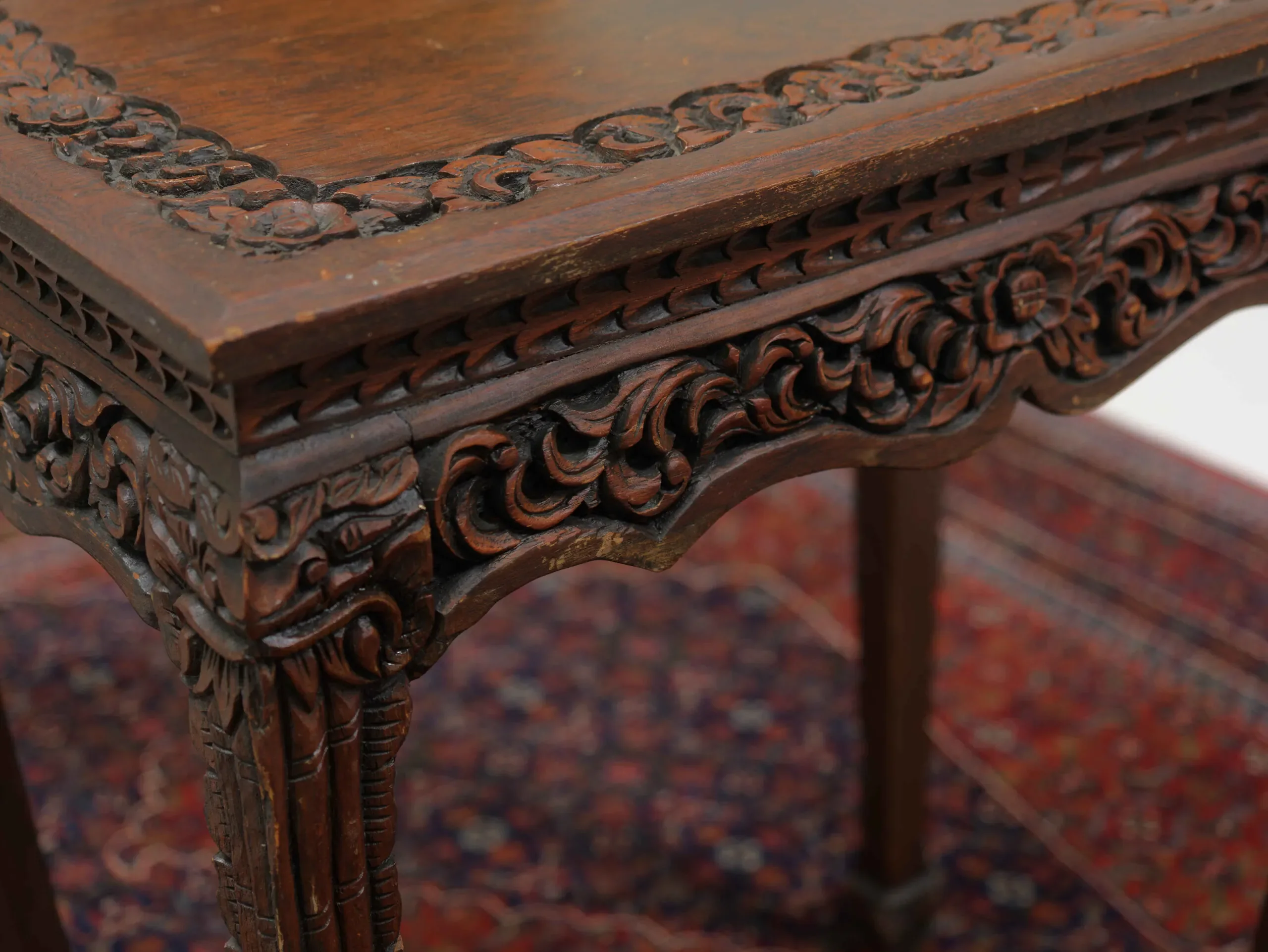 Hnízdové stolky vyřezávané