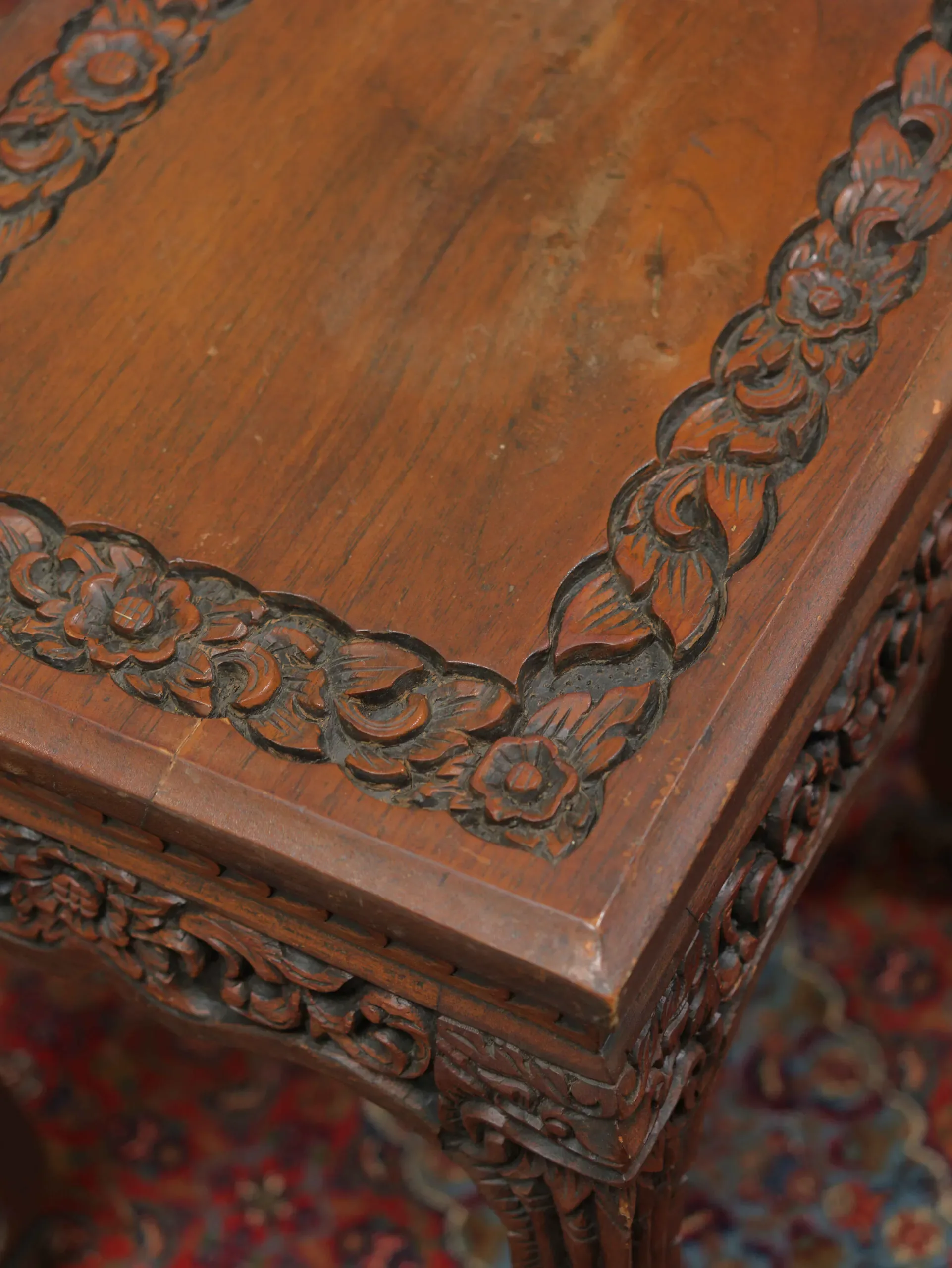 Hnízdové stolky vyřezávané