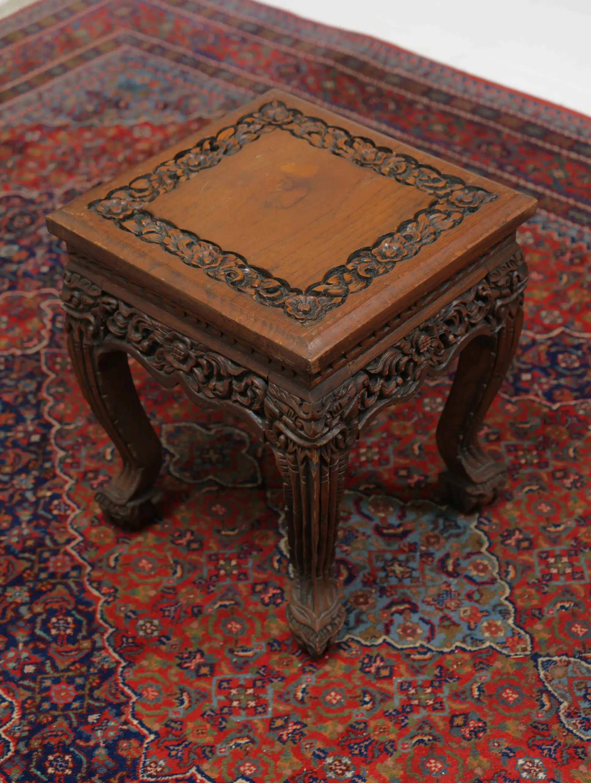 Hnízdové stolky vyřezávané