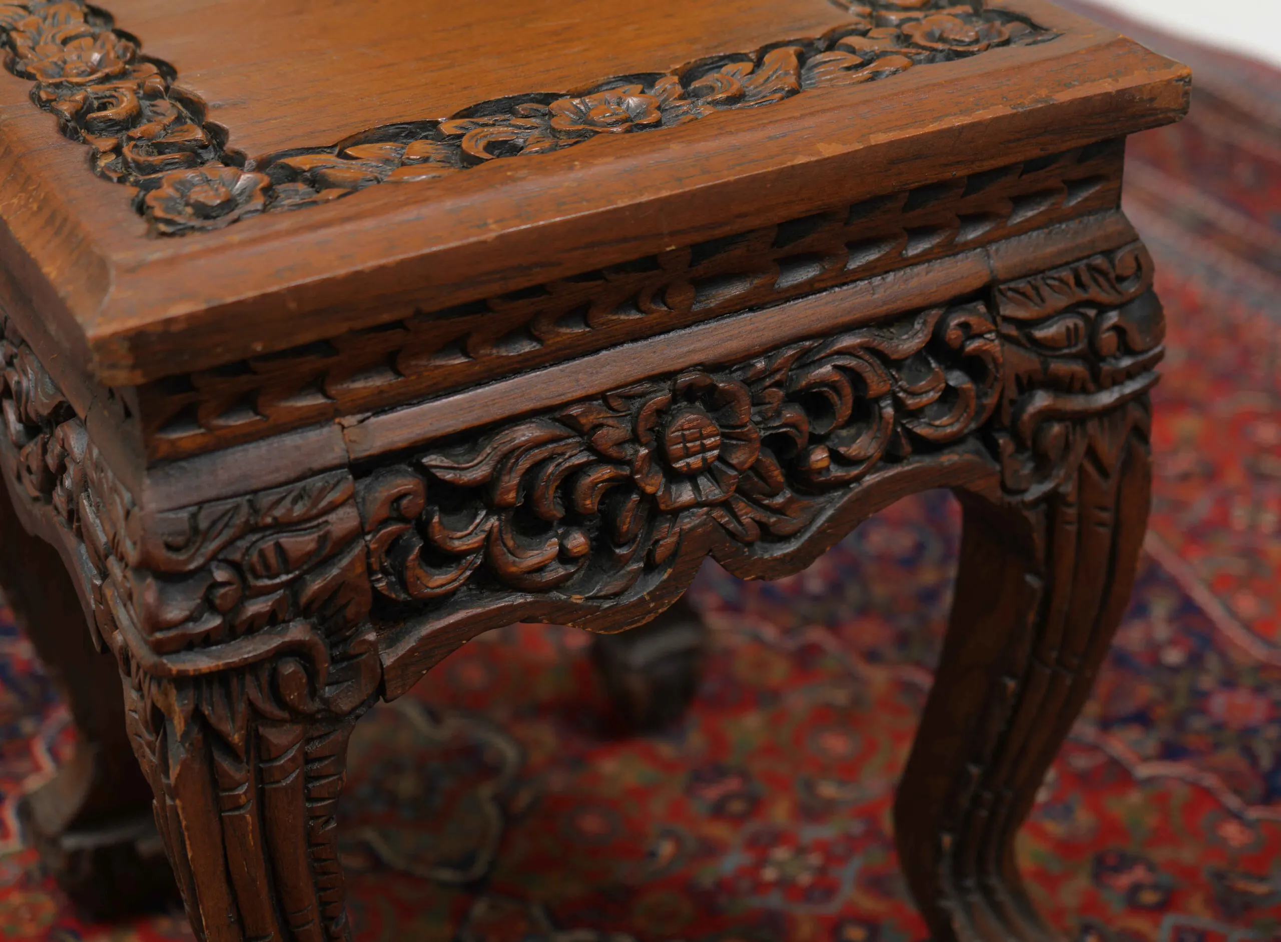 Hnízdové stolky vyřezávané