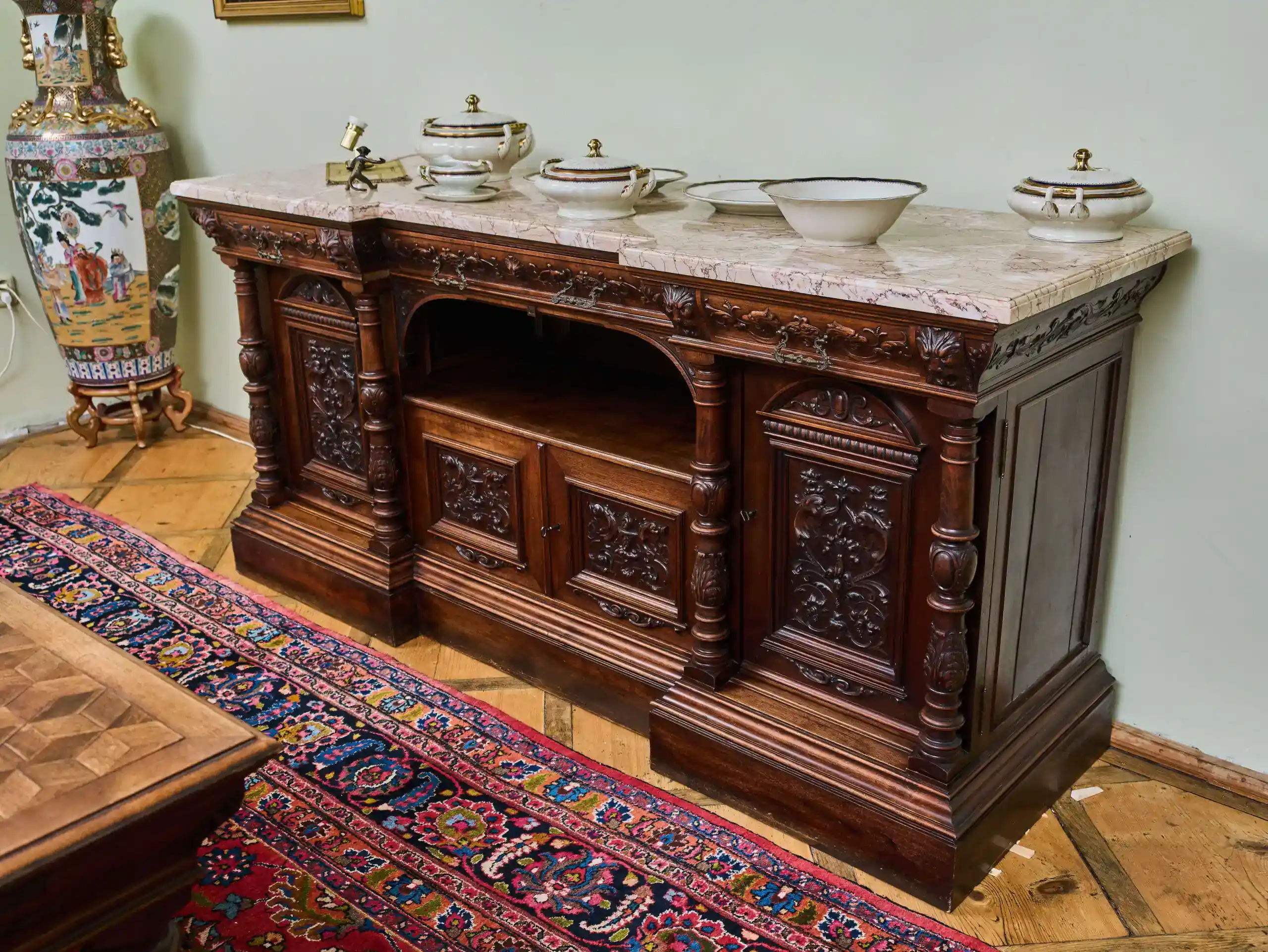 Neorenesanční jídelna ze zámku starožitná a unikátní