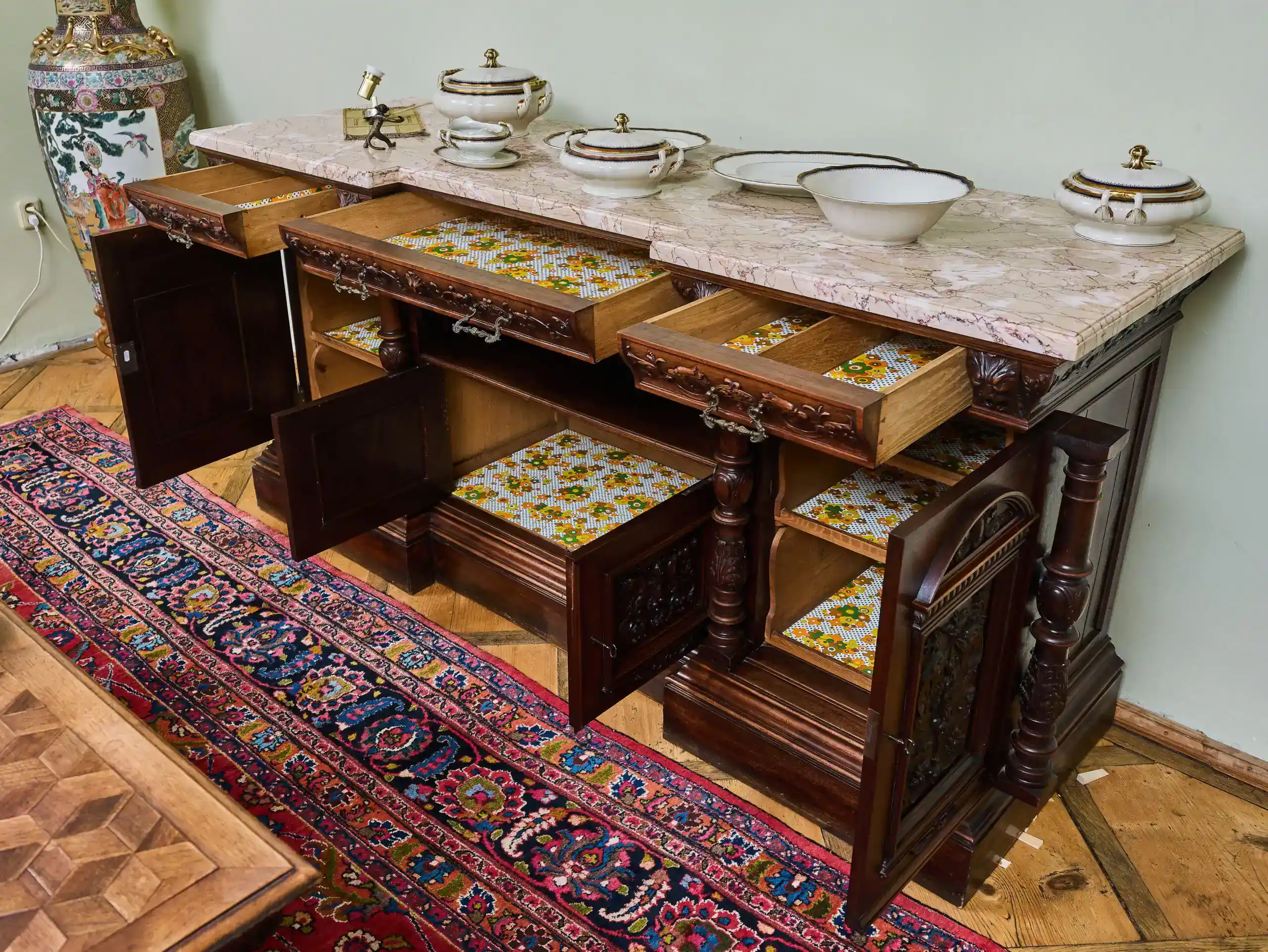 Neorenesanční jídelna ze zámku starožitná a unikátní