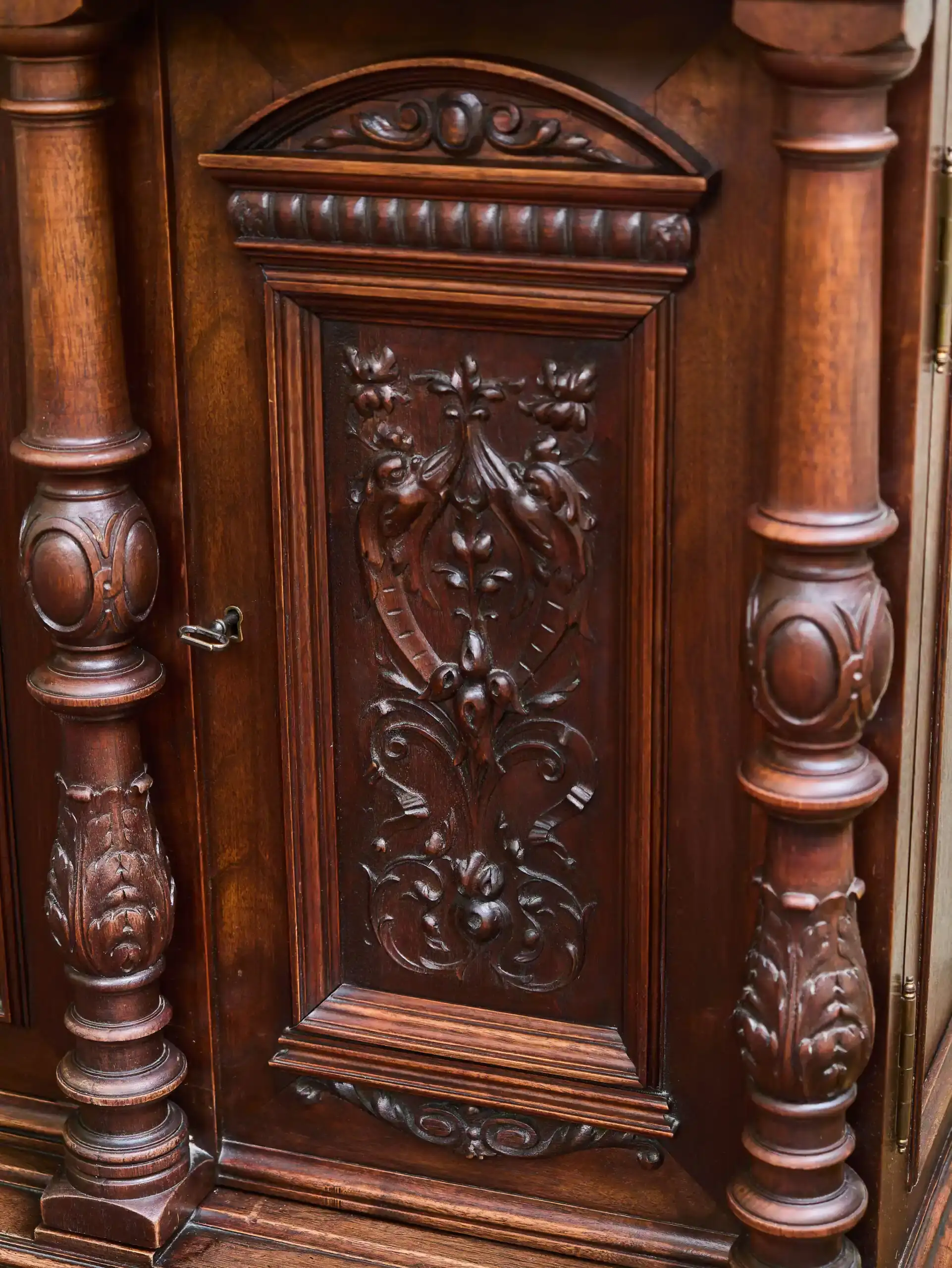 Neorenesanční jídelna ze zámku starožitná a unikátní