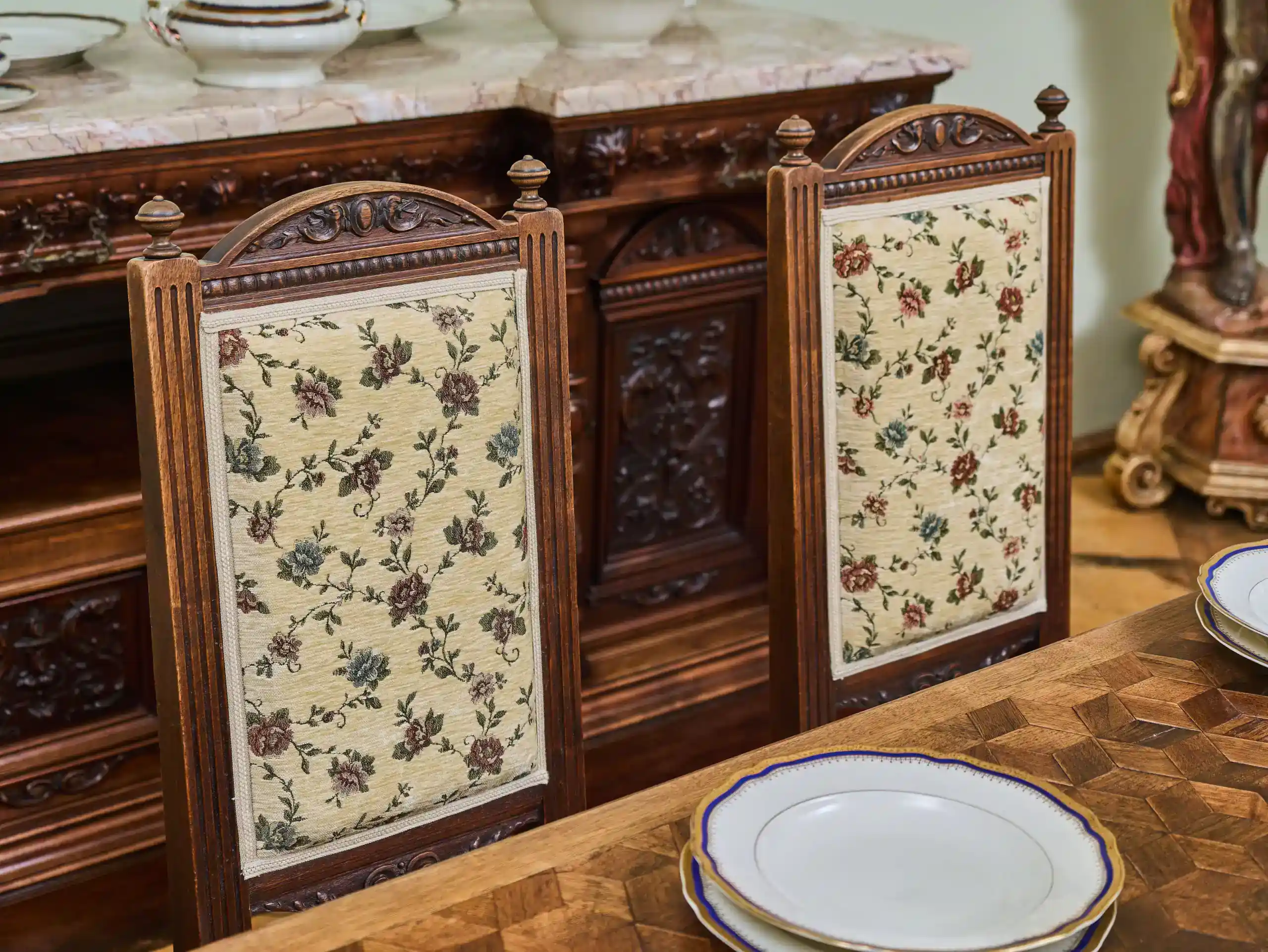 Neorenesanční jídelna ze zámku starožitná a unikátní