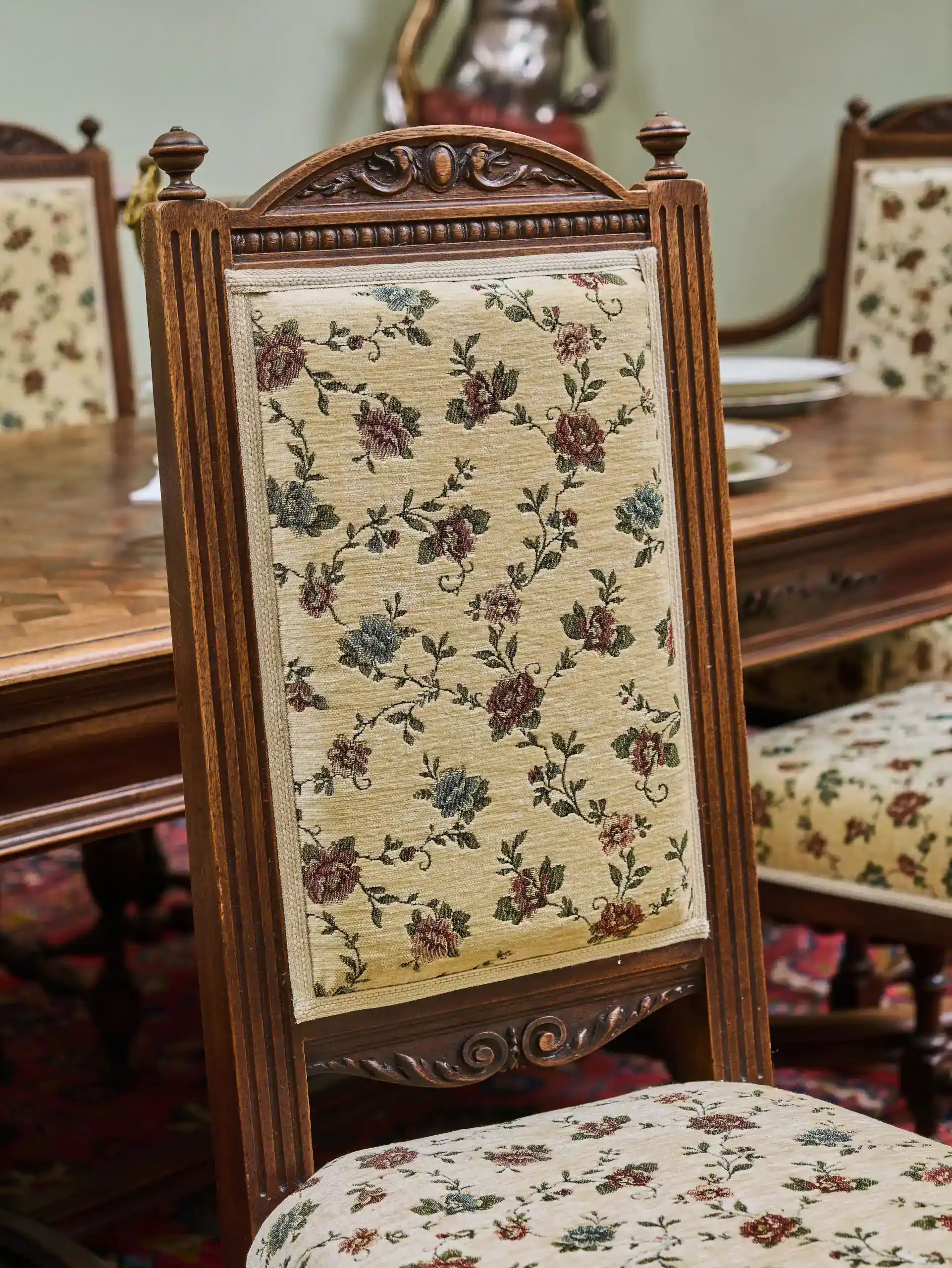 Neorenesanční jídelna ze zámku starožitná a unikátní