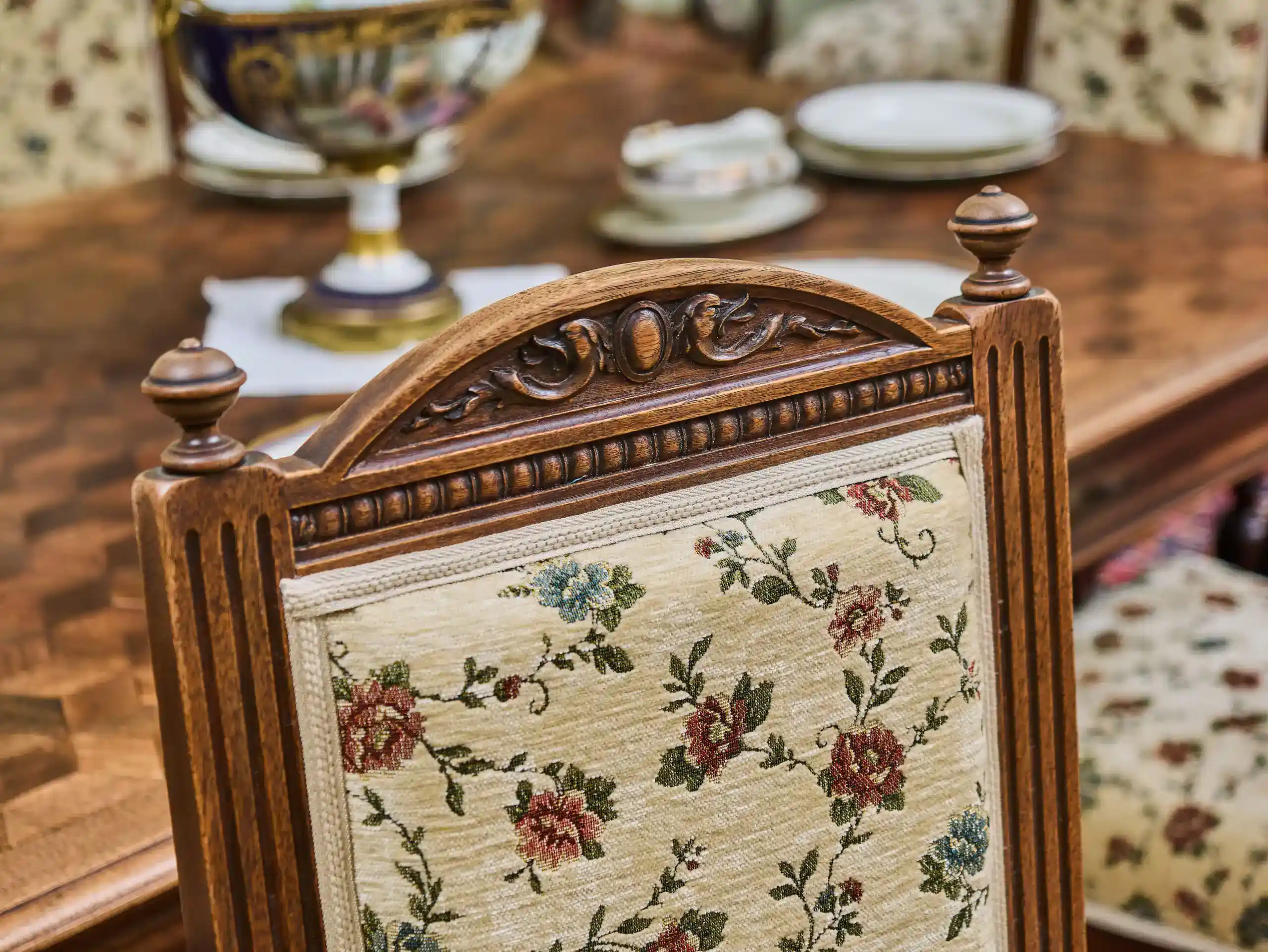 Neorenesanční jídelna ze zámku starožitná a unikátní