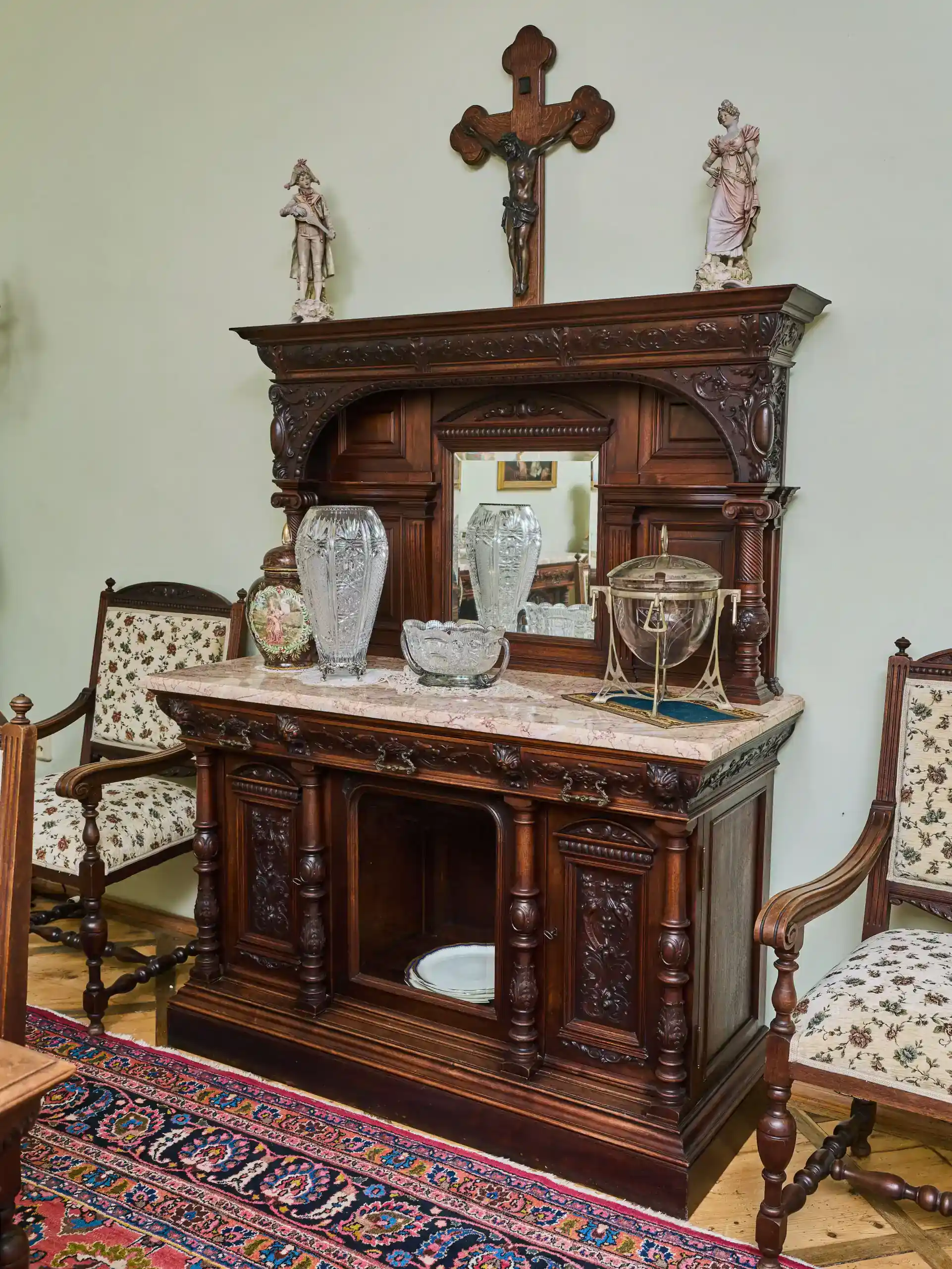 Neorenesanční jídelna ze zámku starožitná a unikátní