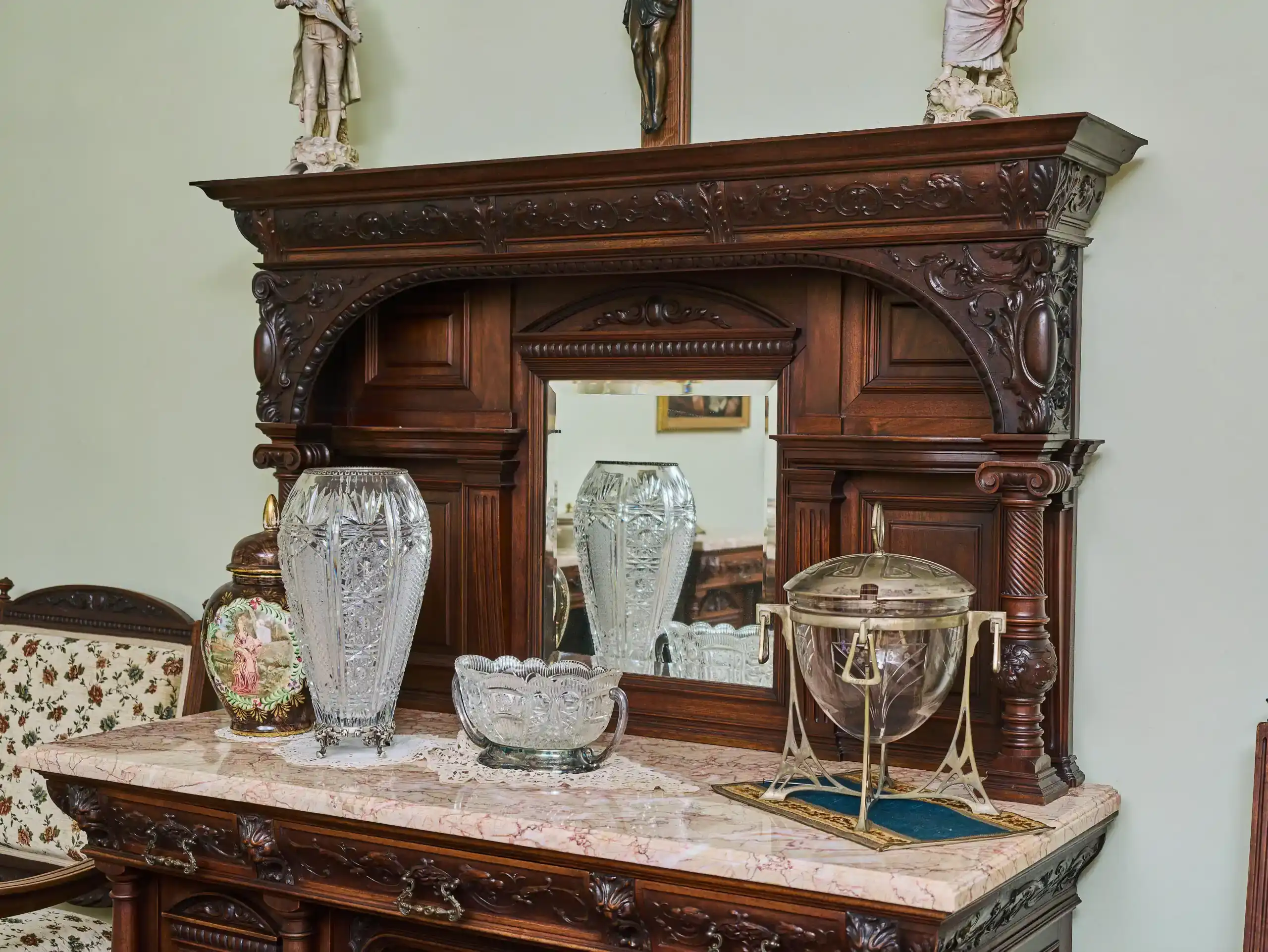 Neorenesanční jídelna ze zámku starožitná a unikátní