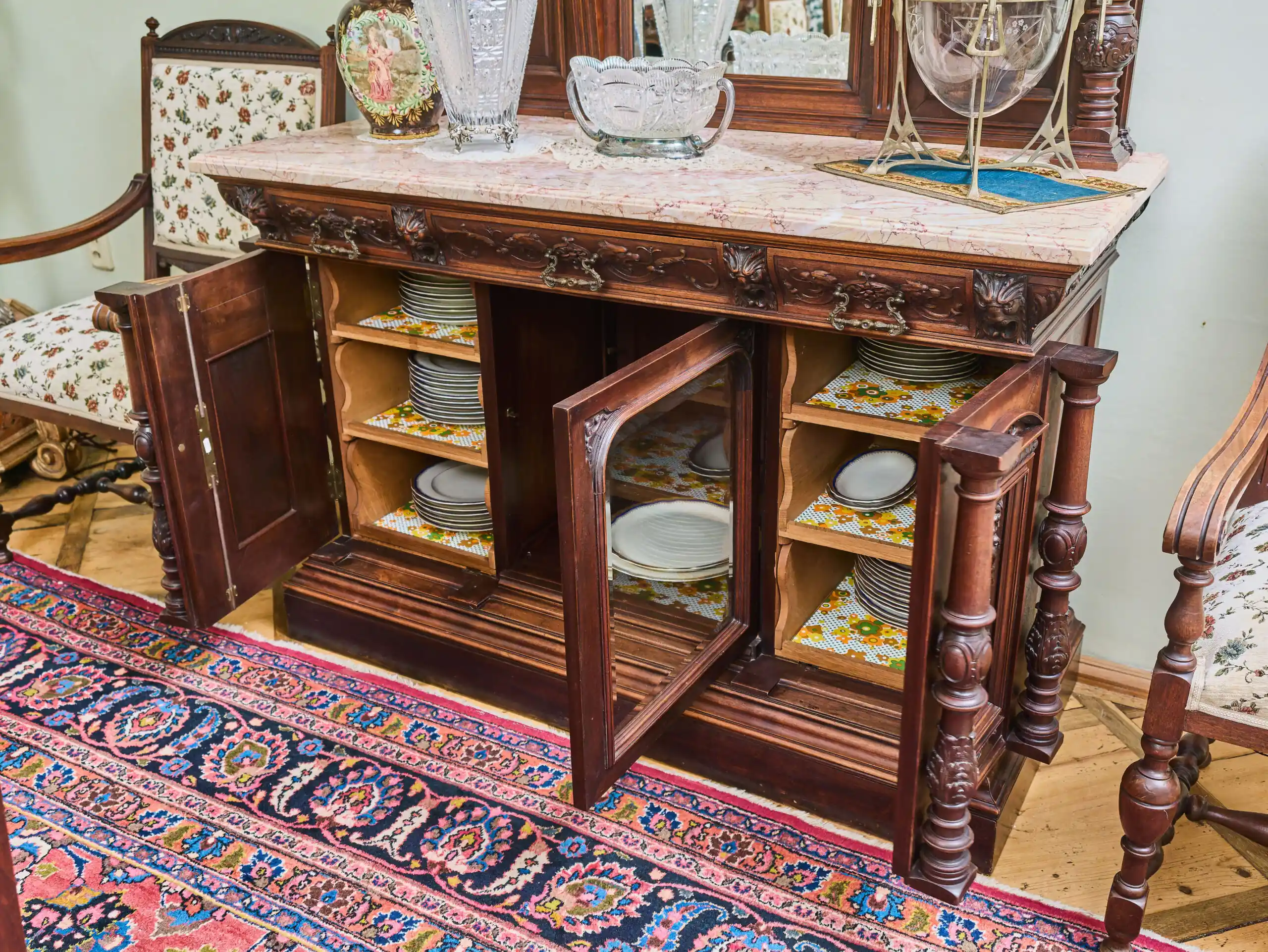 Neorenesanční jídelna ze zámku starožitná a unikátní