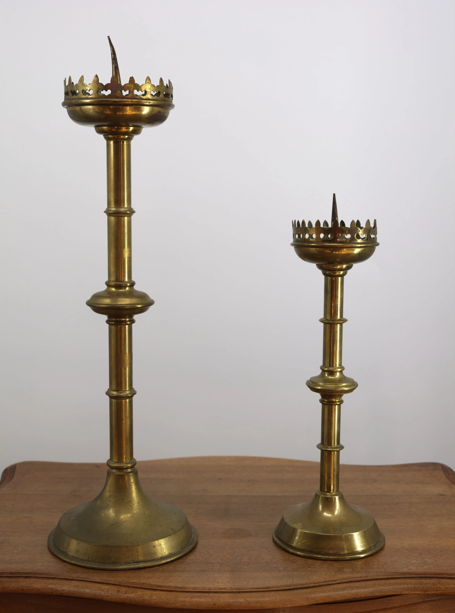 Párové neogotické svícny z mosazi