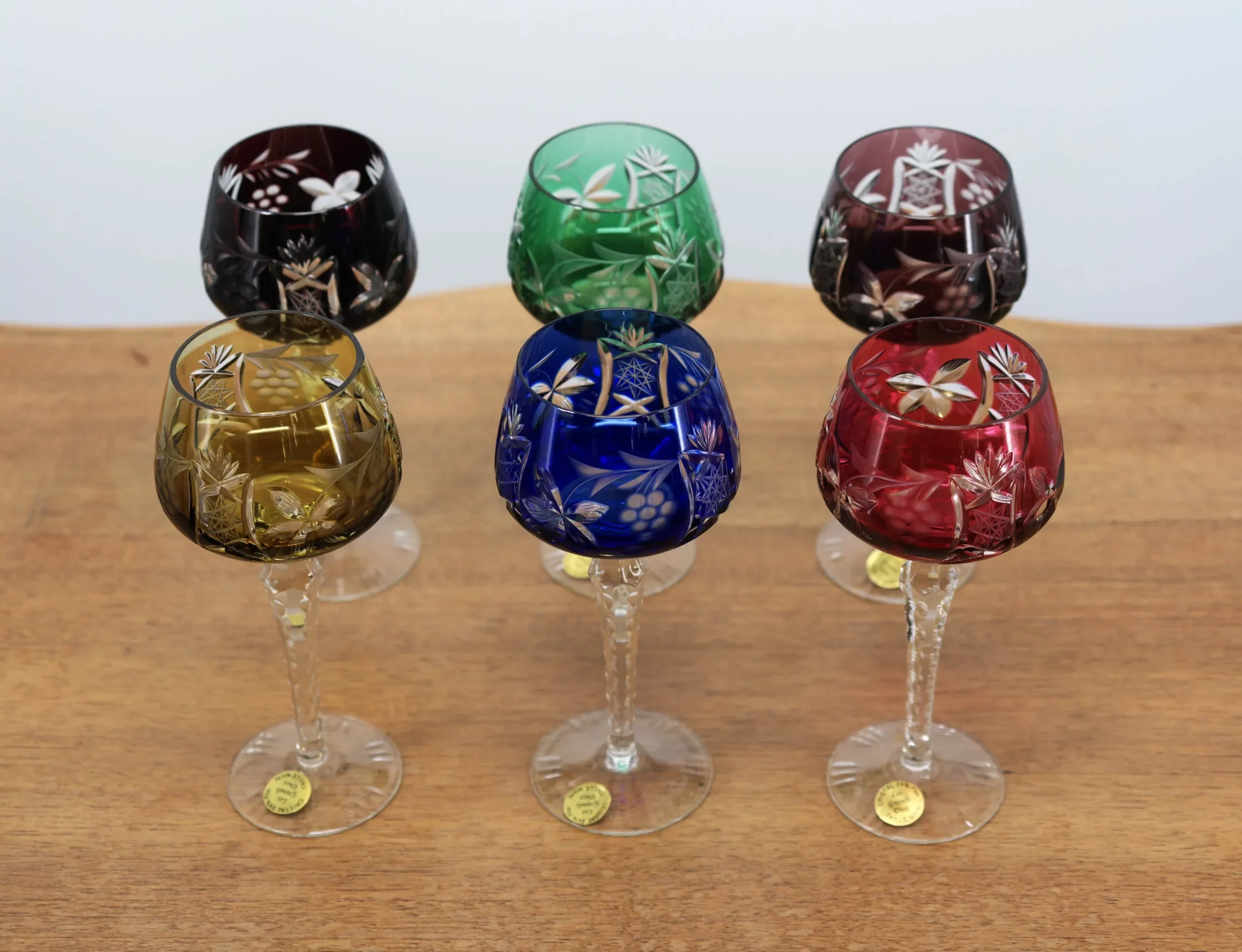 Set barevných křišťálových sklenic na víno