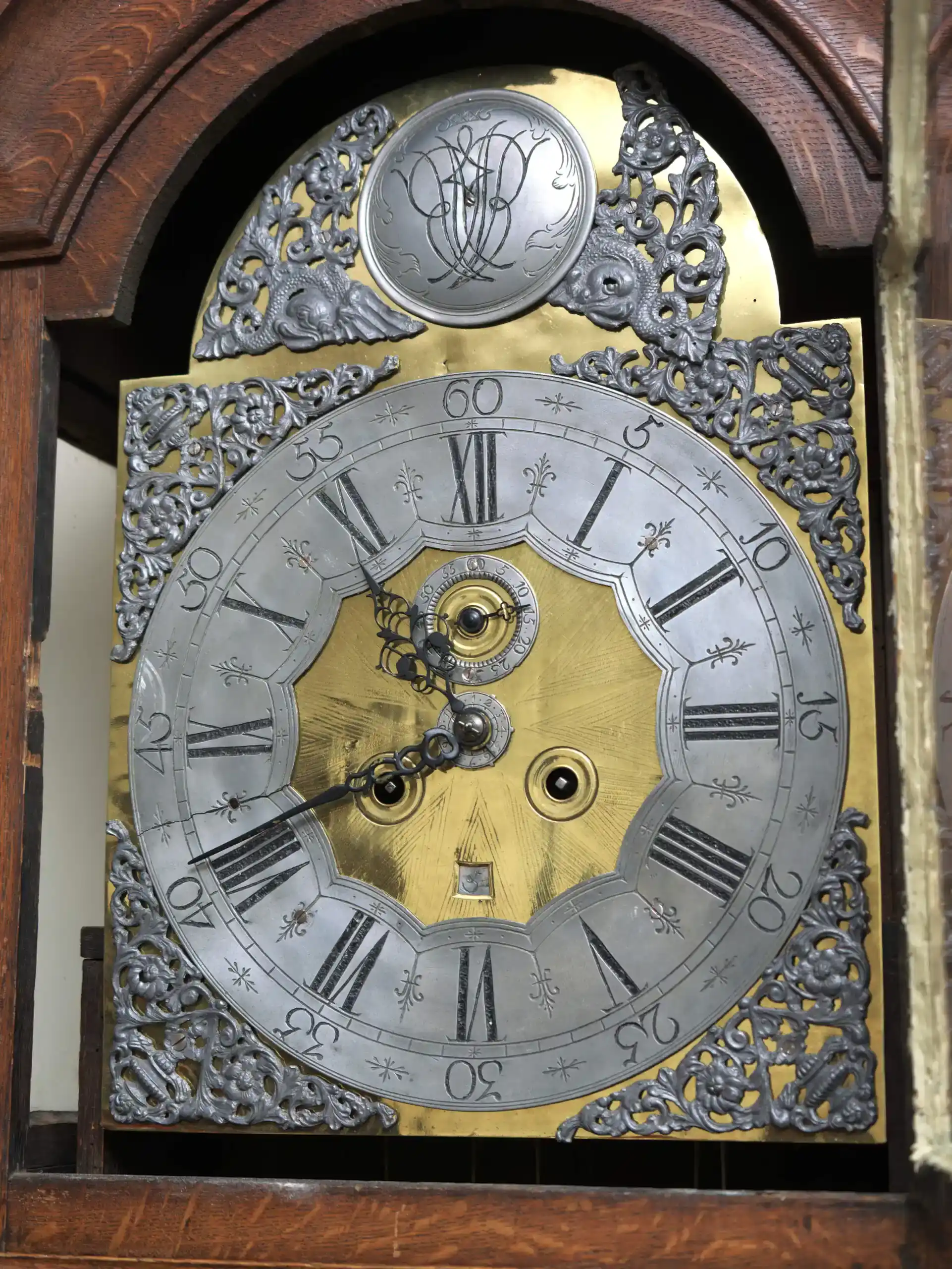 Lutyšské podlahové hodiny z 18. století. Funkční