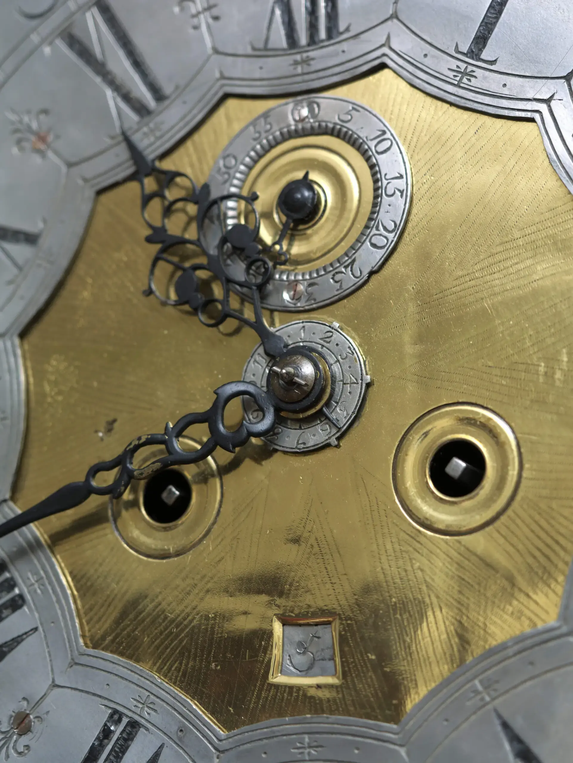 Lutyšské podlahové hodiny z 18. století. Funkční