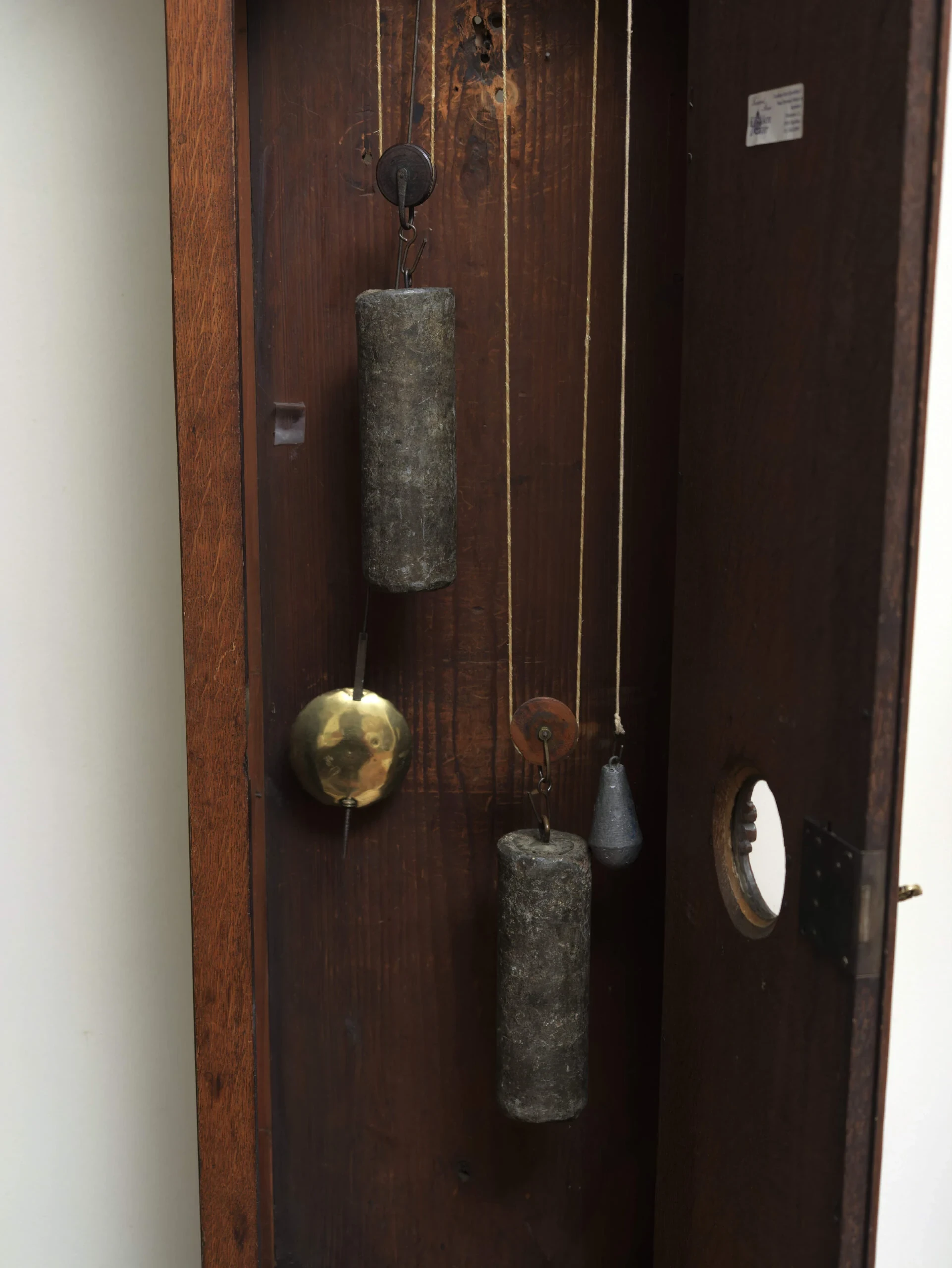 Lutyšské podlahové hodiny z 18. století. Funkční