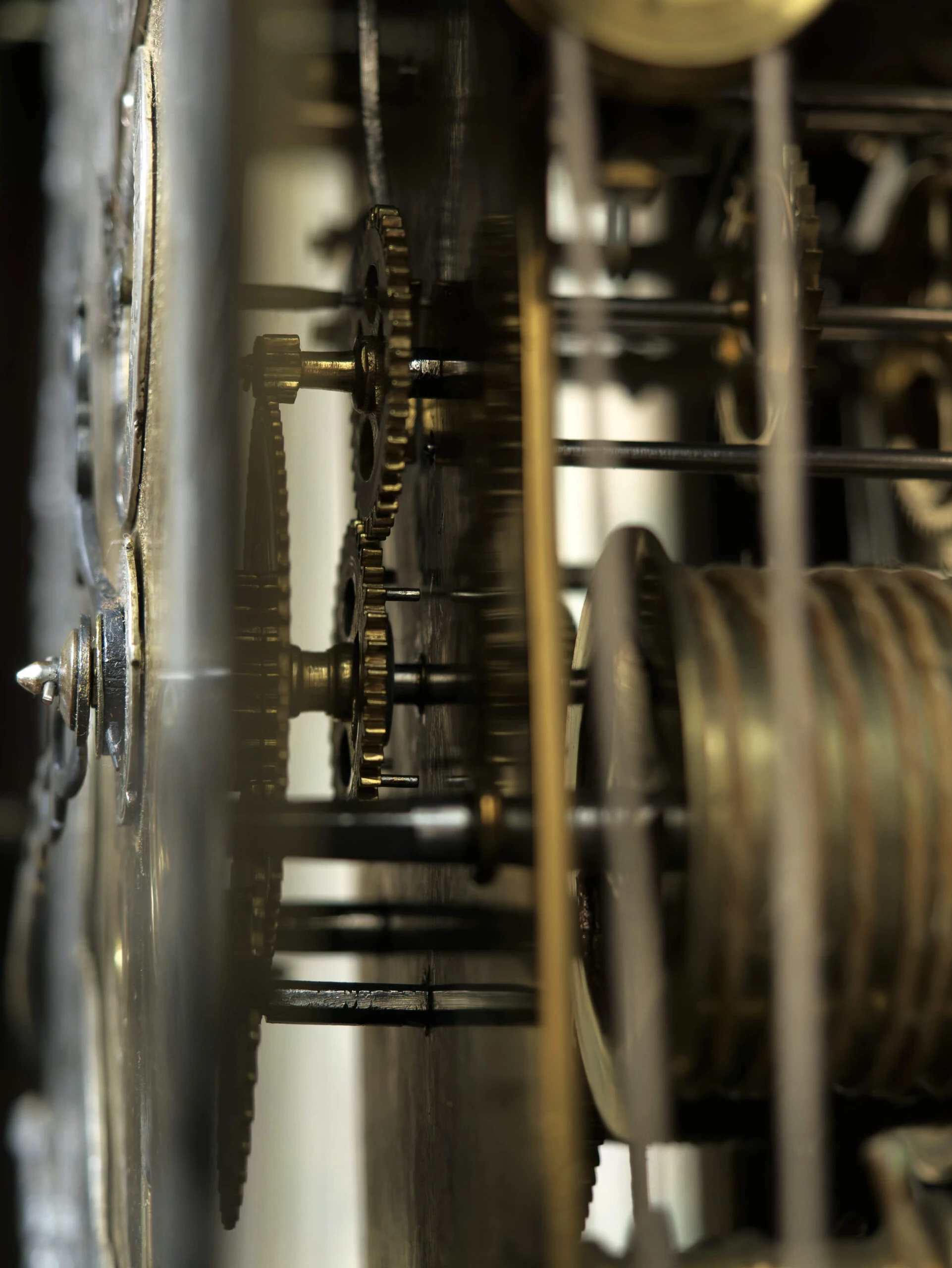 Lutyšské podlahové hodiny z 18. století. Funkční