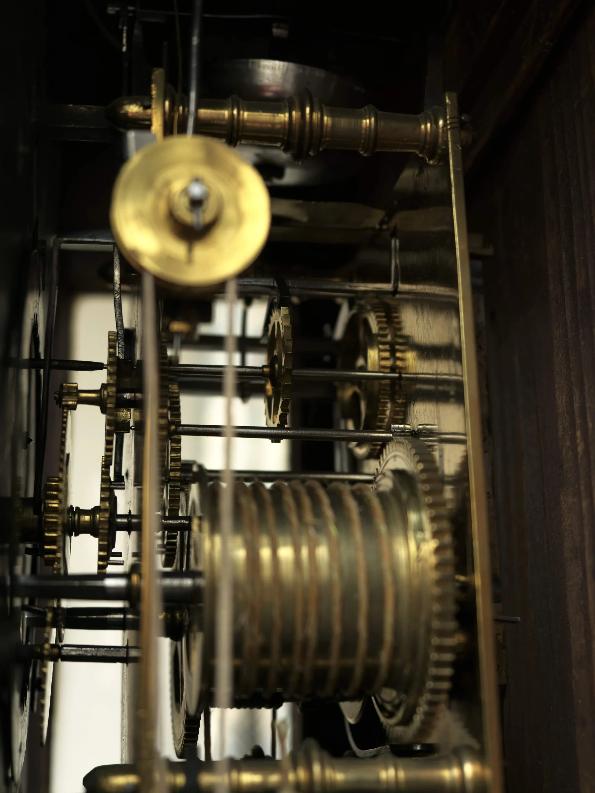 Lutyšské podlahové hodiny z 18. století. Funkční