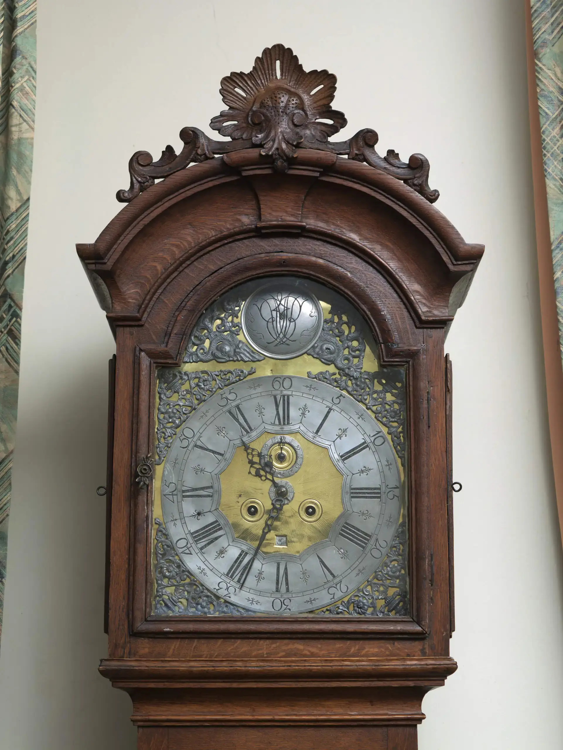 Lutyšské podlahové hodiny z 18. století. Funkční