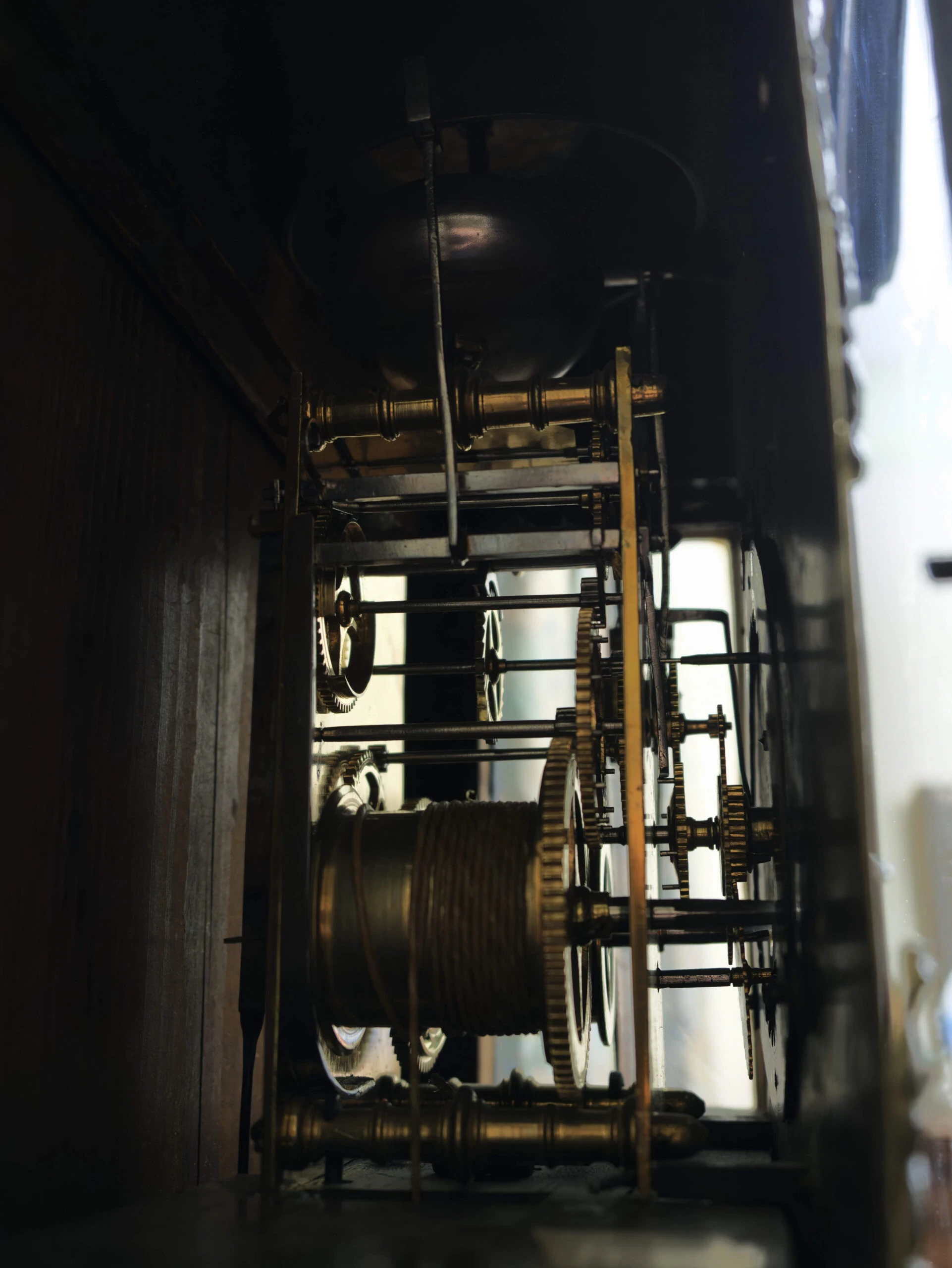 Lutyšské podlahové hodiny z 18. století. Funkční