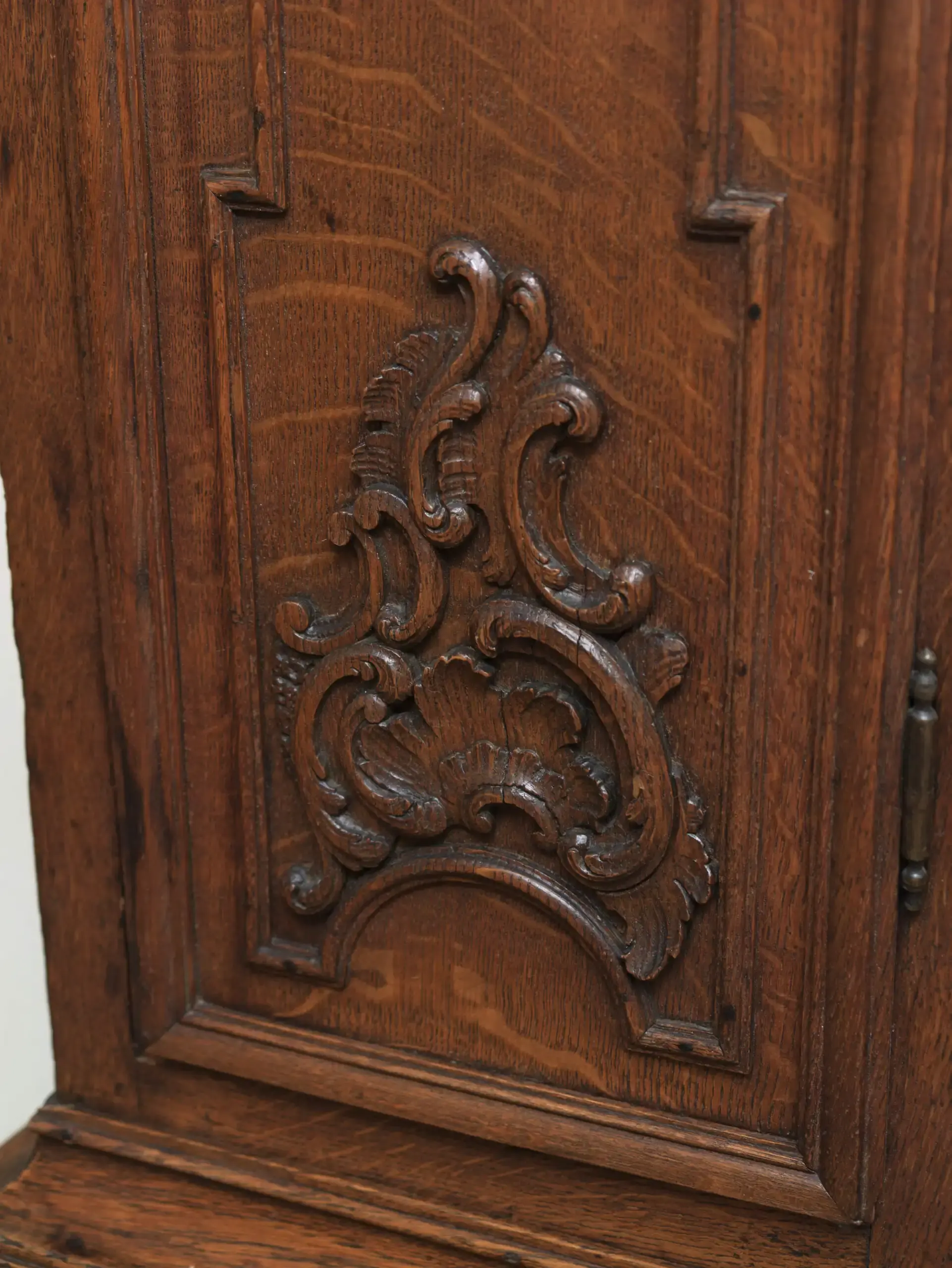 Lutyšské podlahové hodiny z 18. století. Funkční