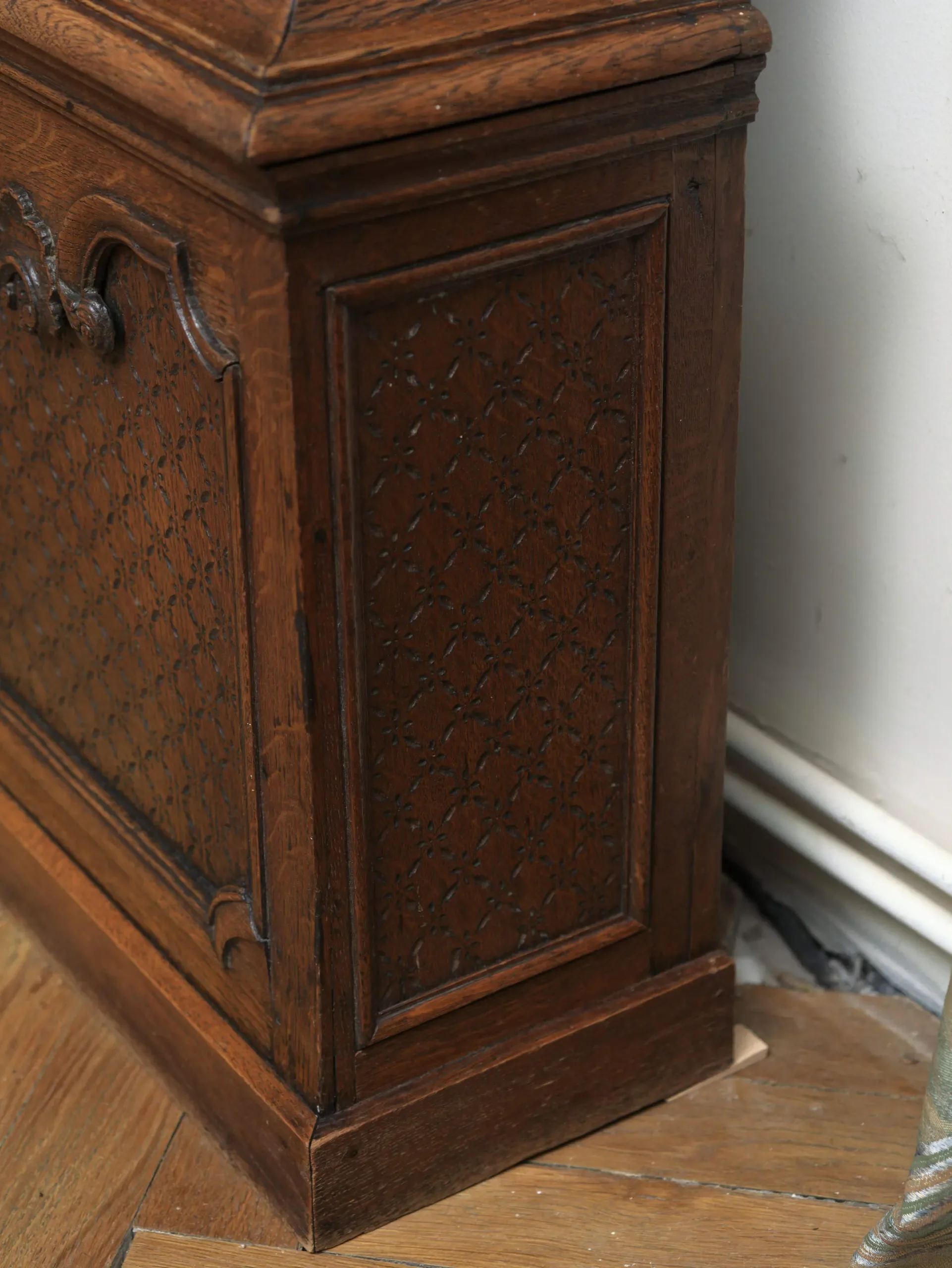 Lutyšské podlahové hodiny z 18. století. Funkční