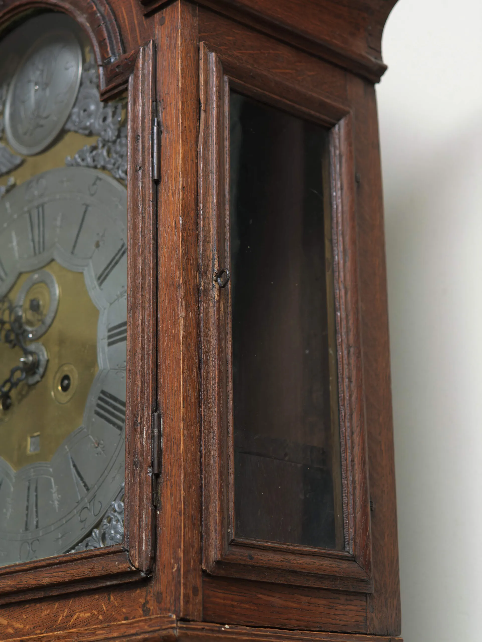 Lutyšské podlahové hodiny z 18. století. Funkční