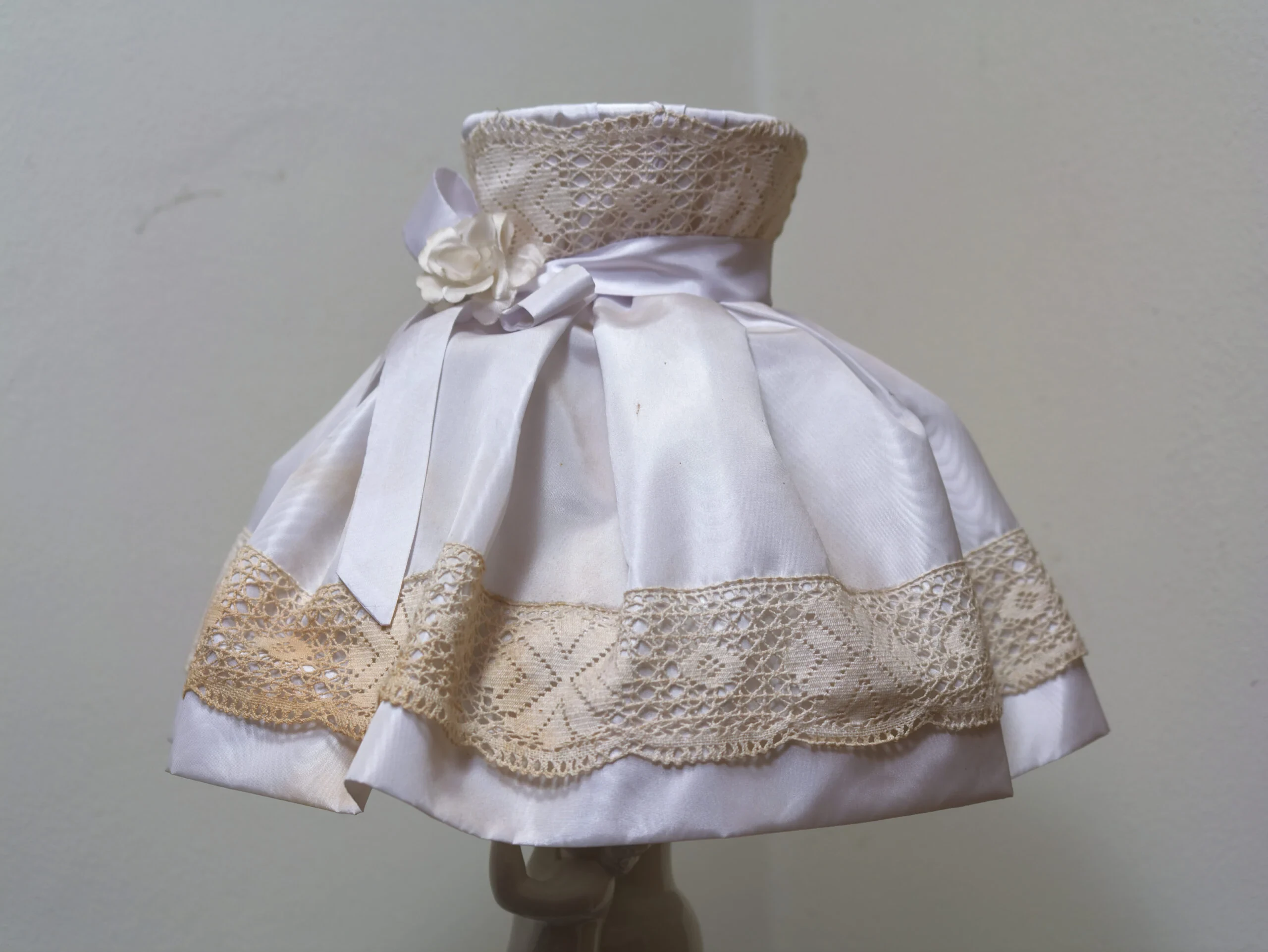 Italská porcelánová lampička s látkovým stínidlem