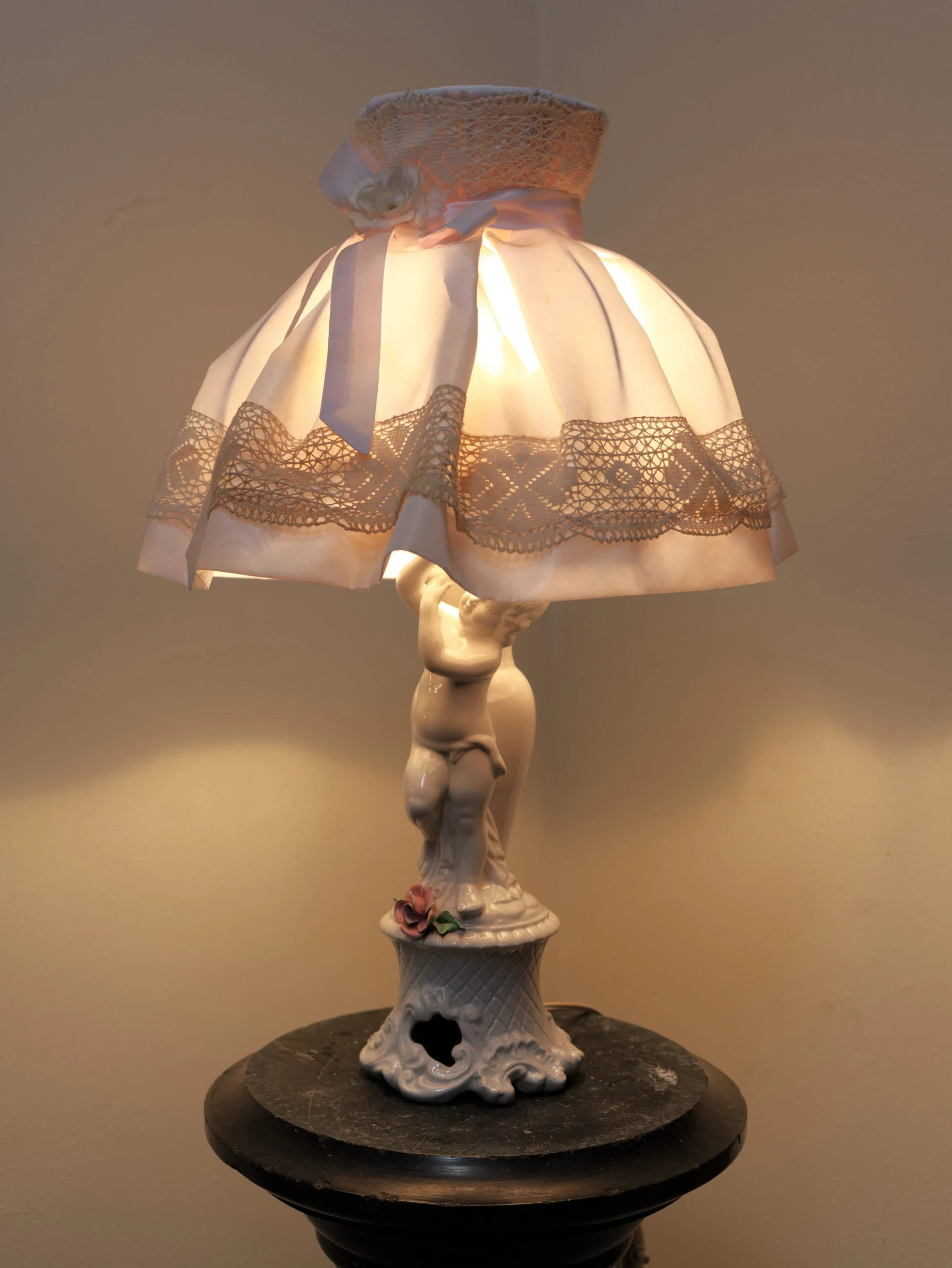 Italská porcelánová lampička s látkovým stínidlem