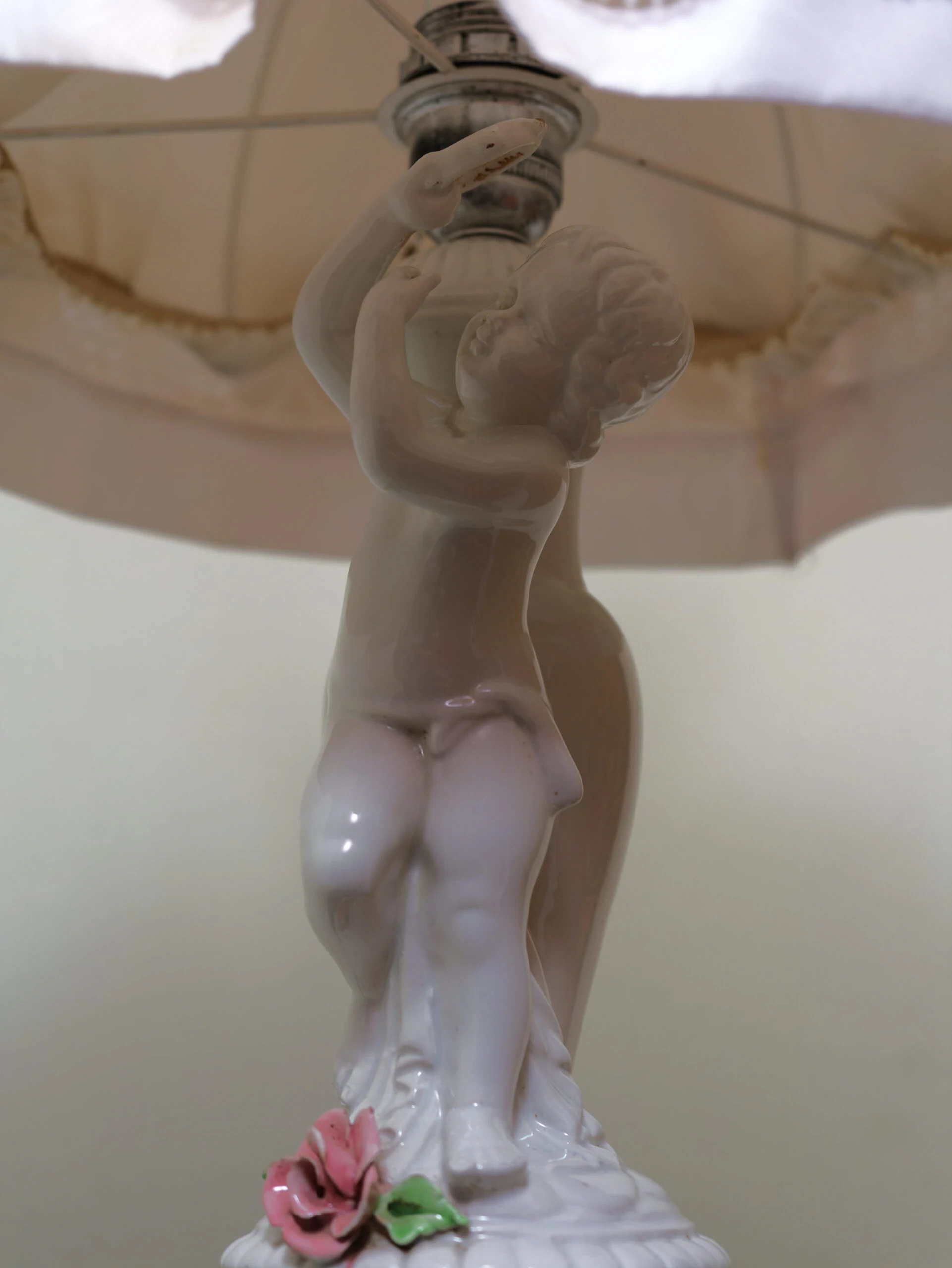 Italská porcelánová lampička s látkovým stínidlem