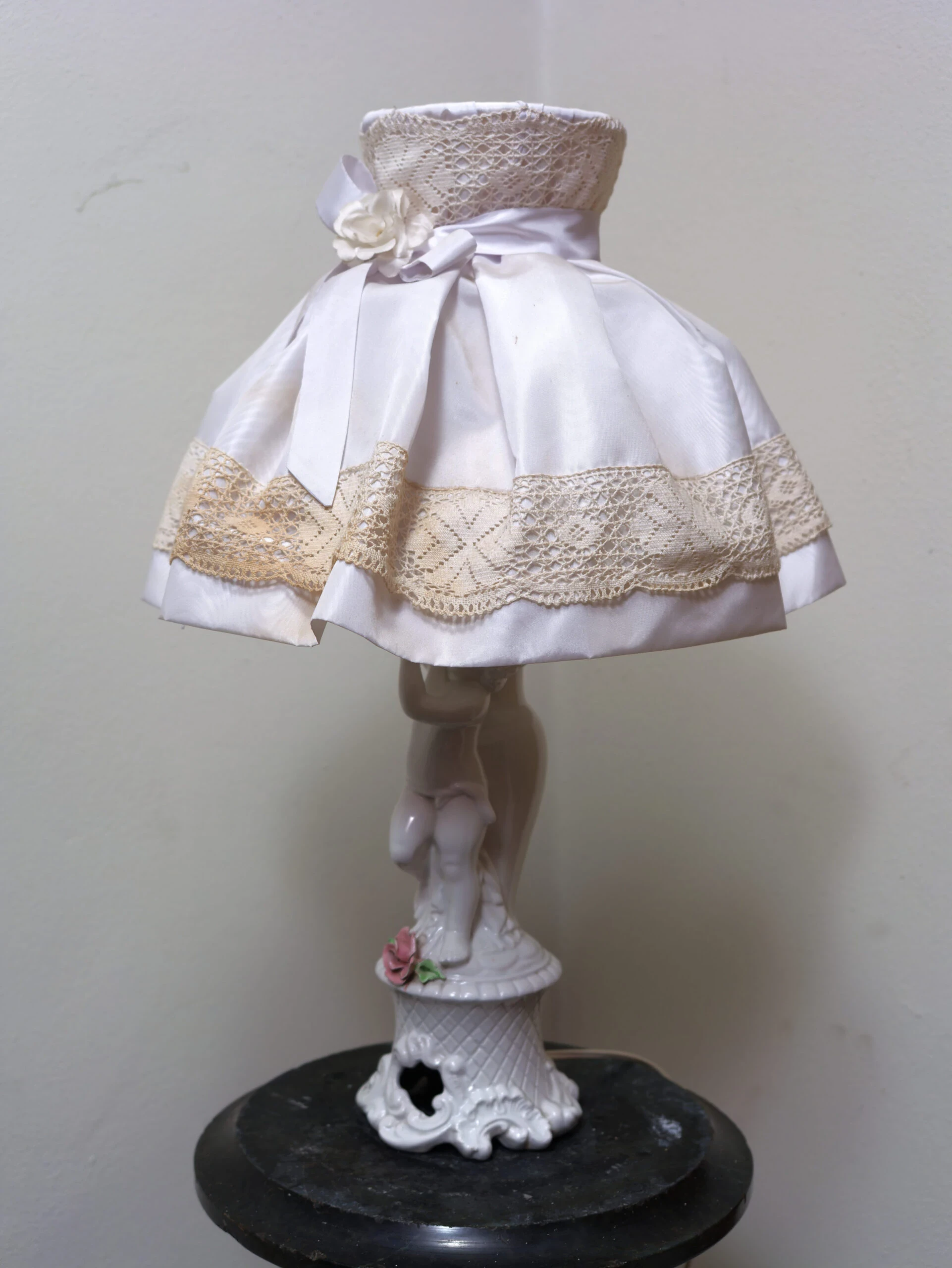 Italská porcelánová lampička s látkovým stínidlem