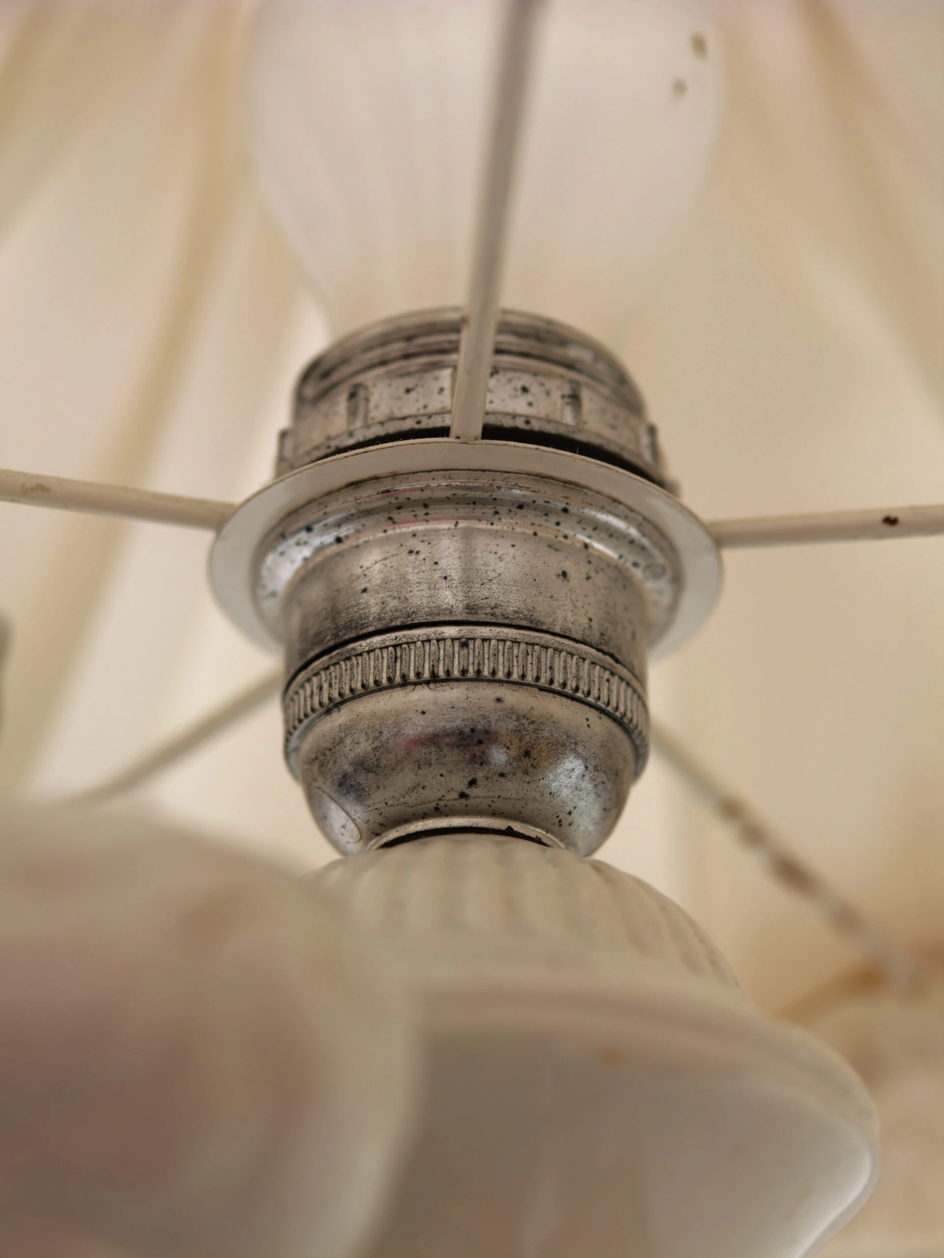 Italská porcelánová lampička s látkovým stínidlem