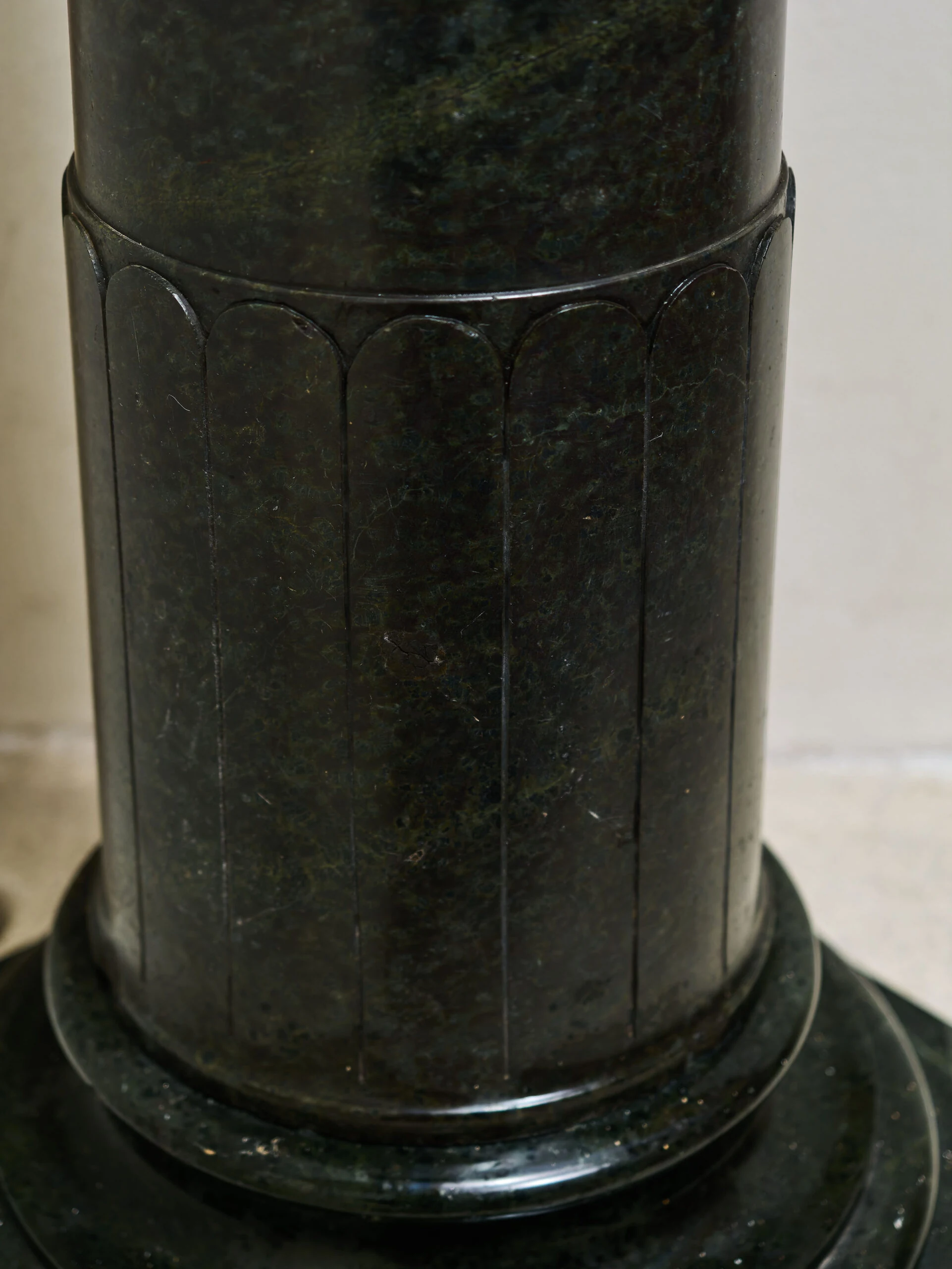 Mramorový sloup/ podstavec 19. století zelený mramor