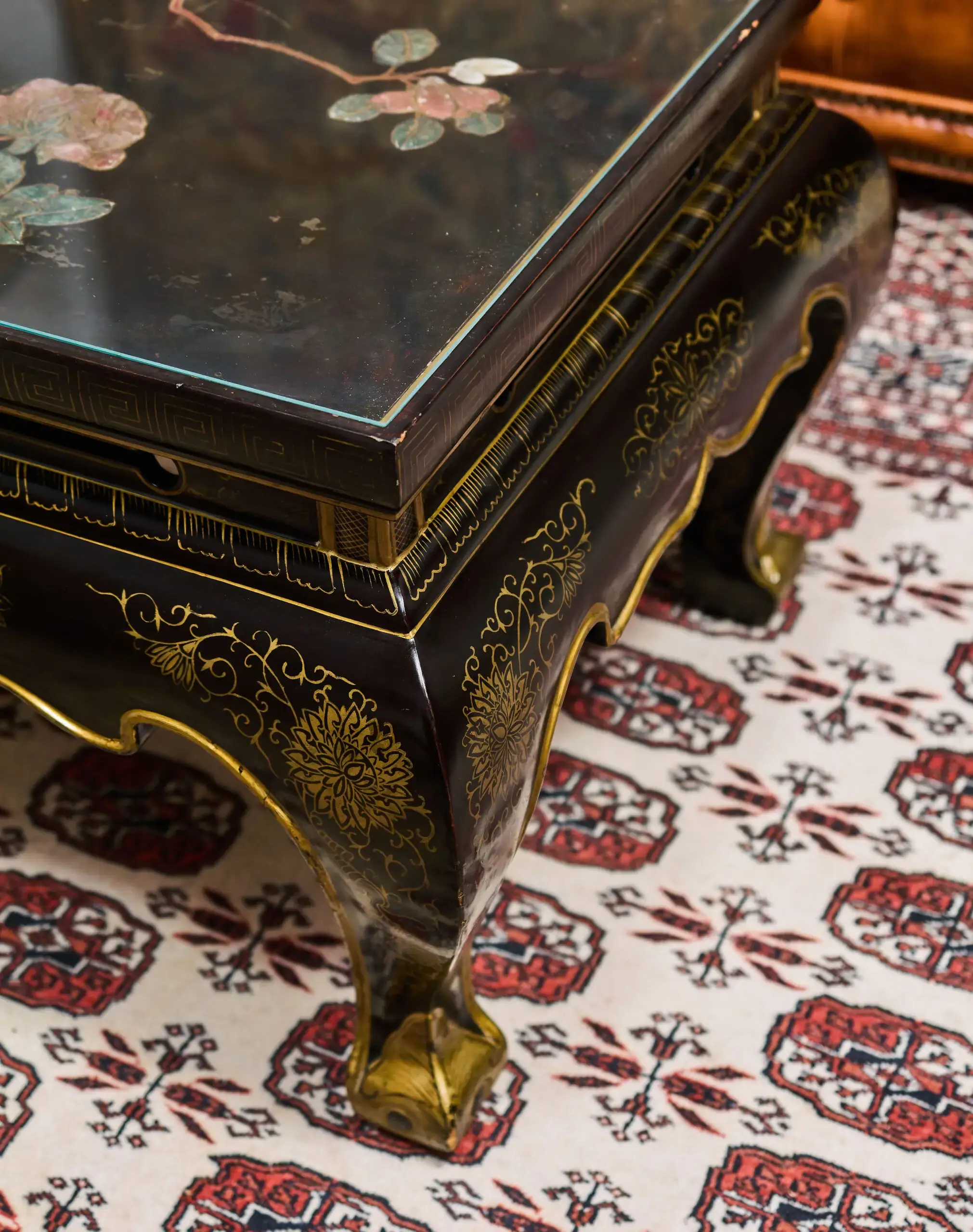 Starožitný čínský lakovaný stolek s kamennou intarzií