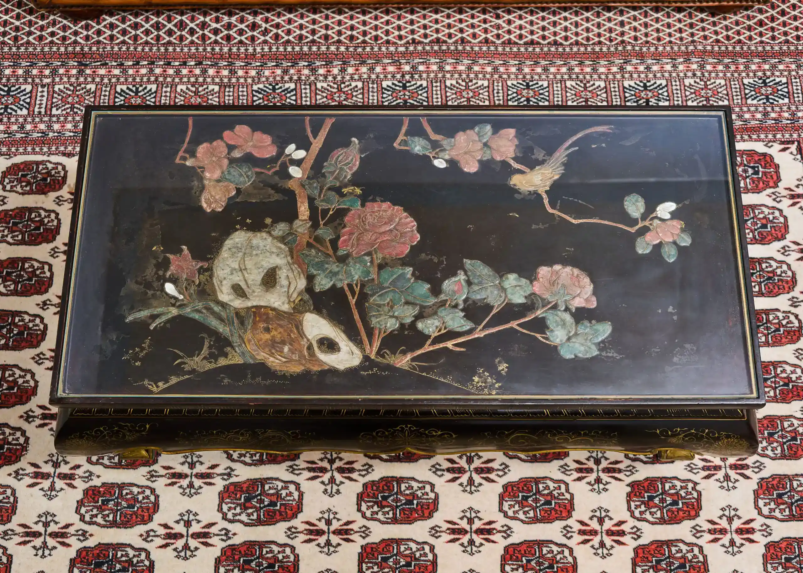 Starožitný čínský lakovaný stolek s kamennou intarzií