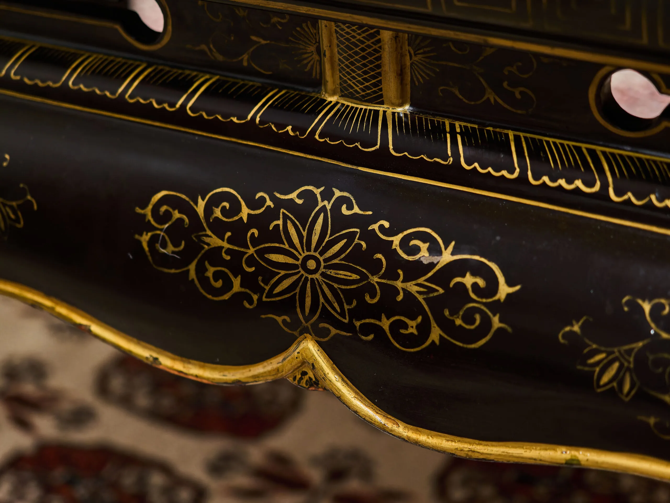 Starožitný čínský lakovaný stolek s kamennou intarzií