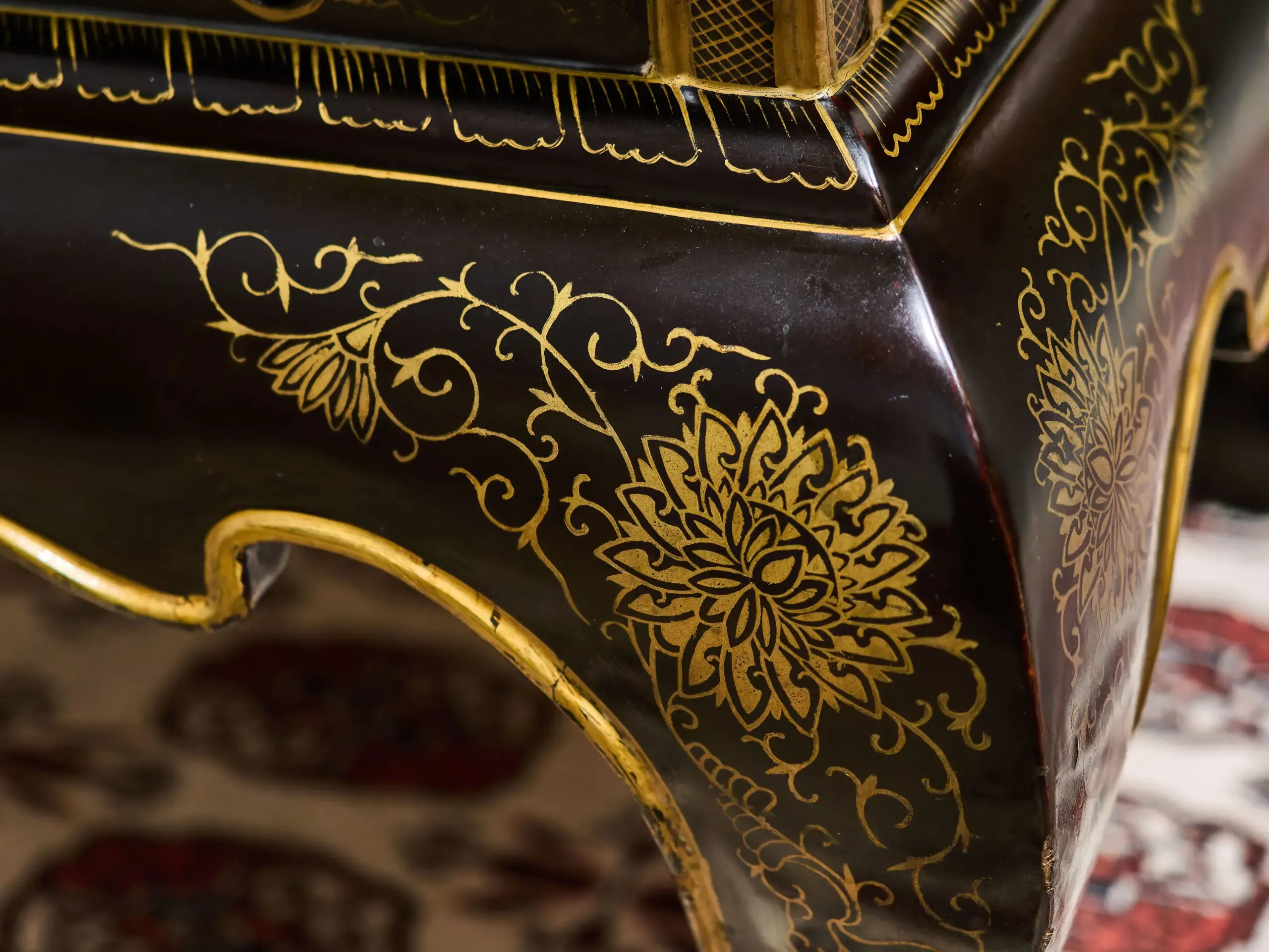 Starožitný čínský lakovaný stolek s kamennou intarzií