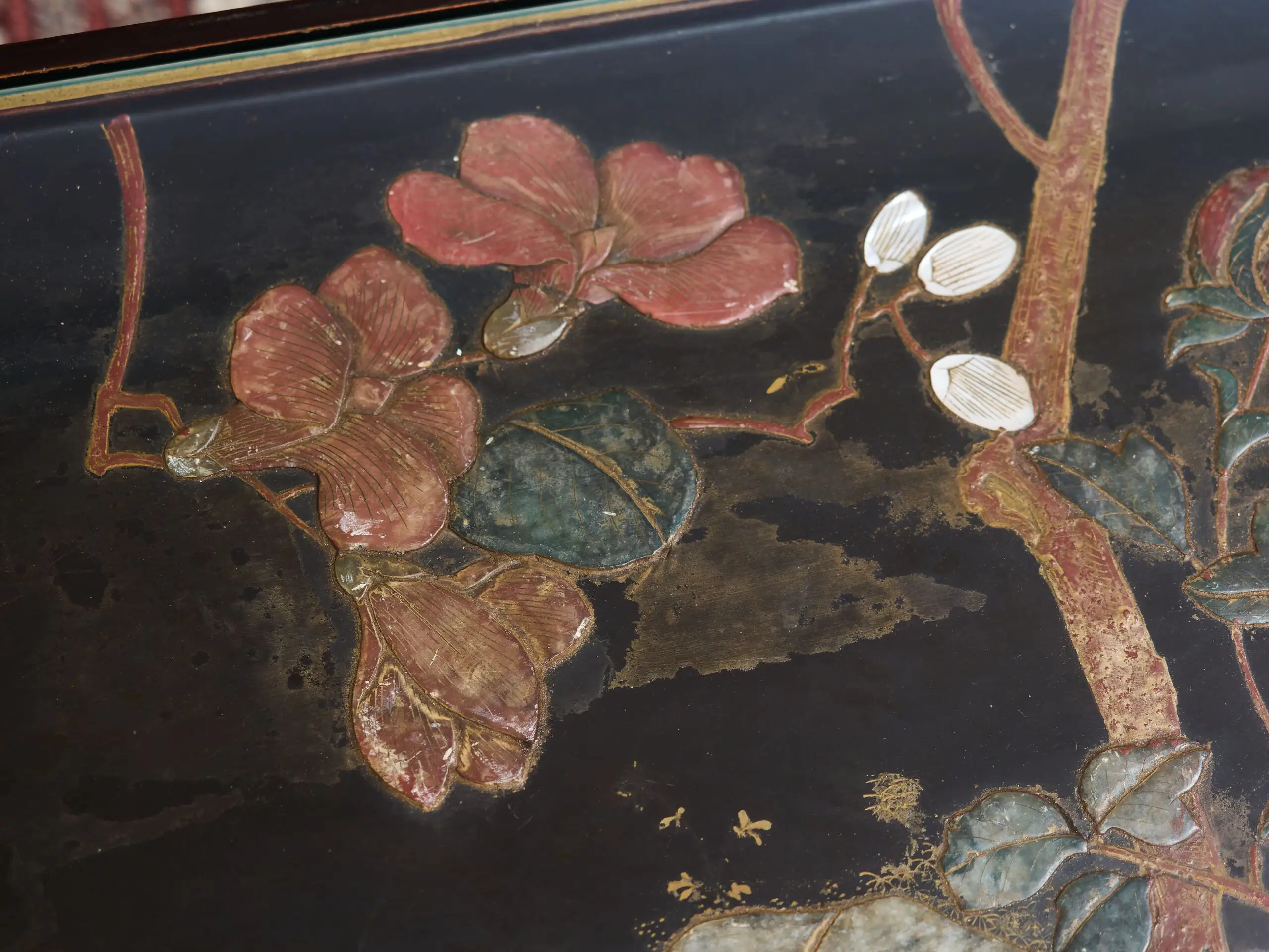 Starožitný čínský lakovaný stolek s kamennou intarzií