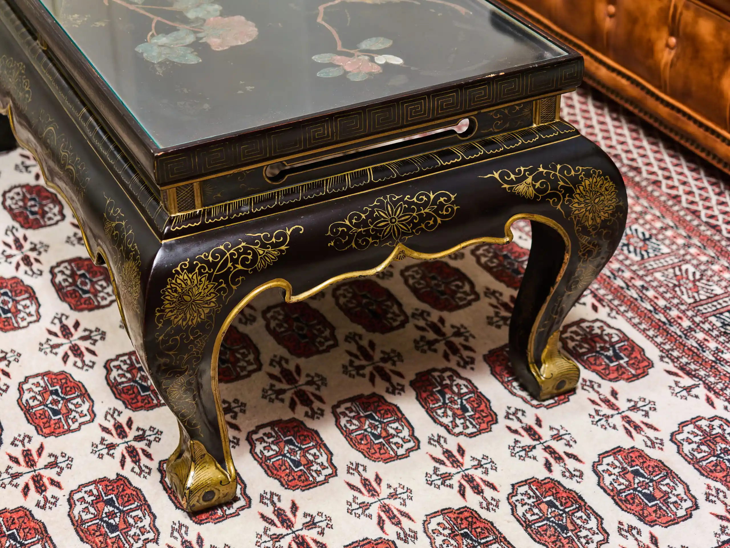 Starožitný čínský lakovaný stolek s kamennou intarzií