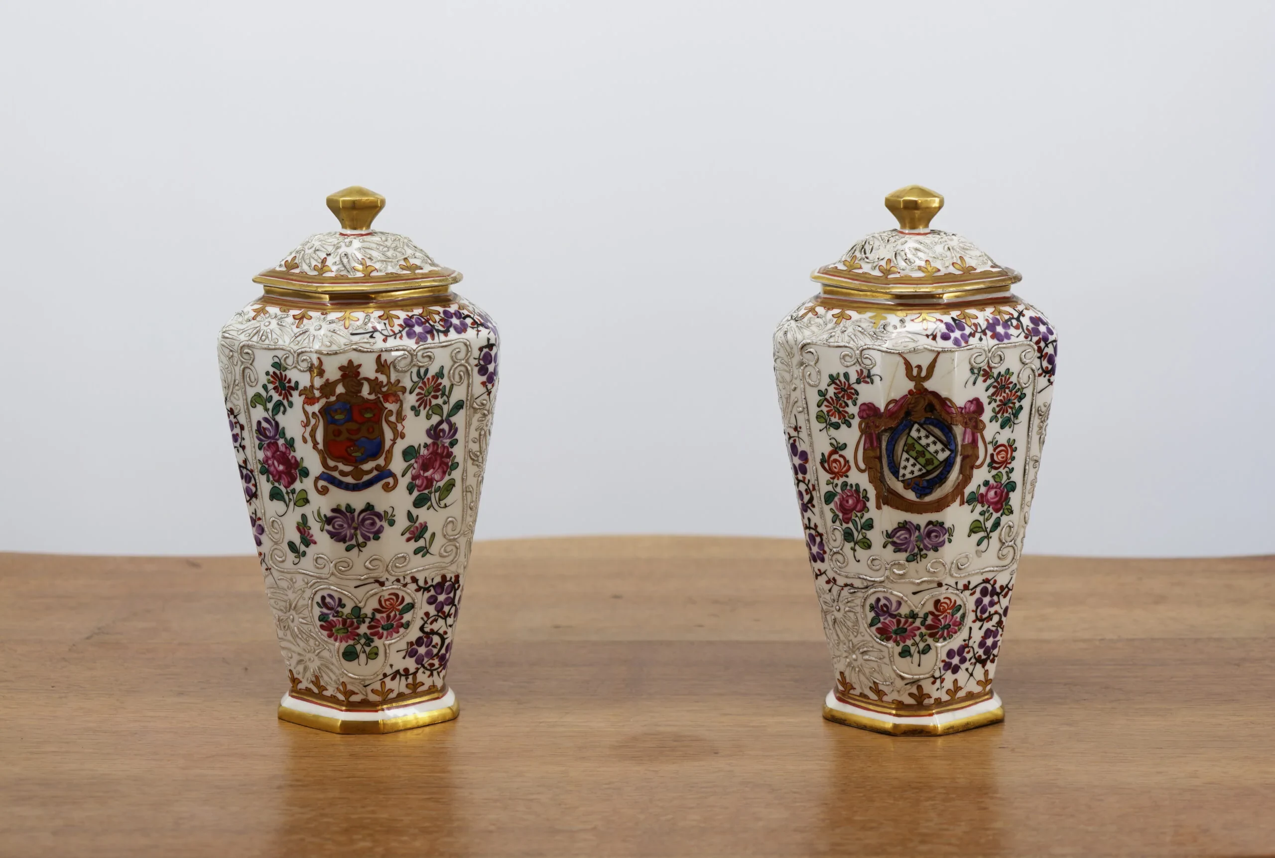 Párové porcelánové vázy s víky Samson, ručně malované, s erby